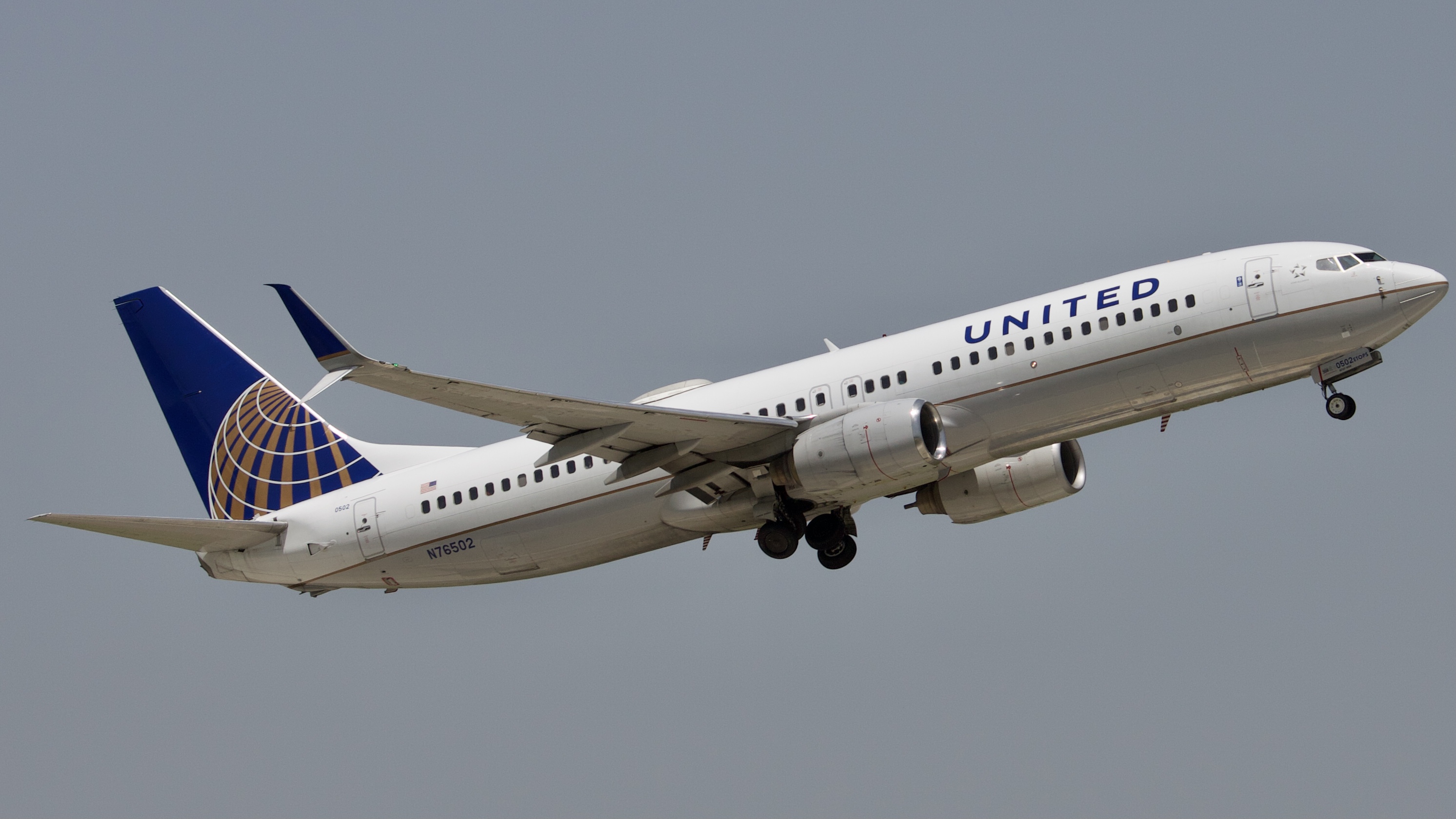 Full size: United Airlines Boeing 737-800 N76502 at Houston-George Bush Intercontinental Airport