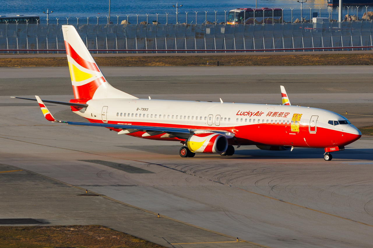Full size: Lucky Air Boeing 737-800 B-7993 at Hong Kong International Airport