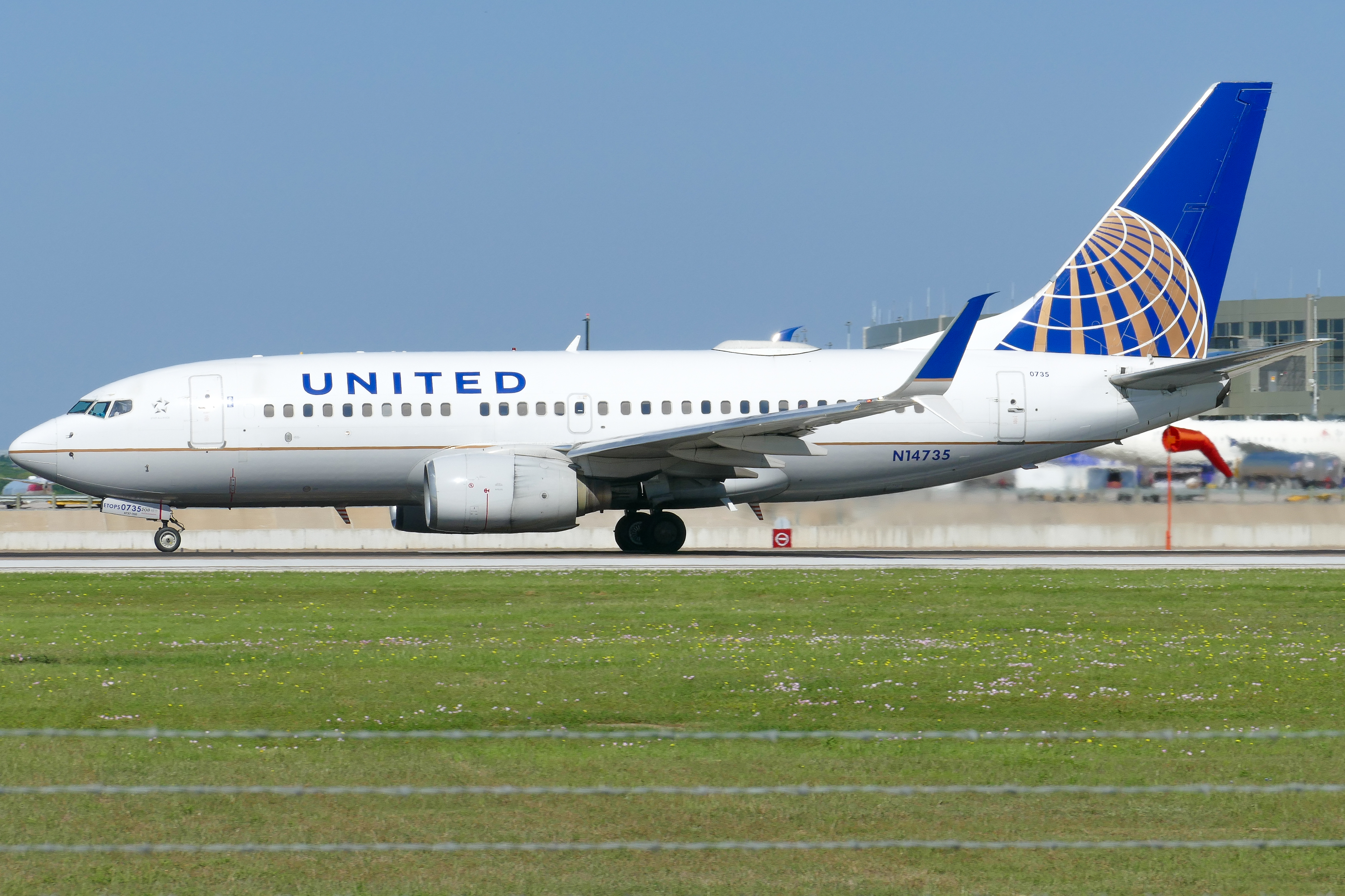 Full size: United Airlines Boeing 737-700 N14735 at Austin-Bergstrom International Airport