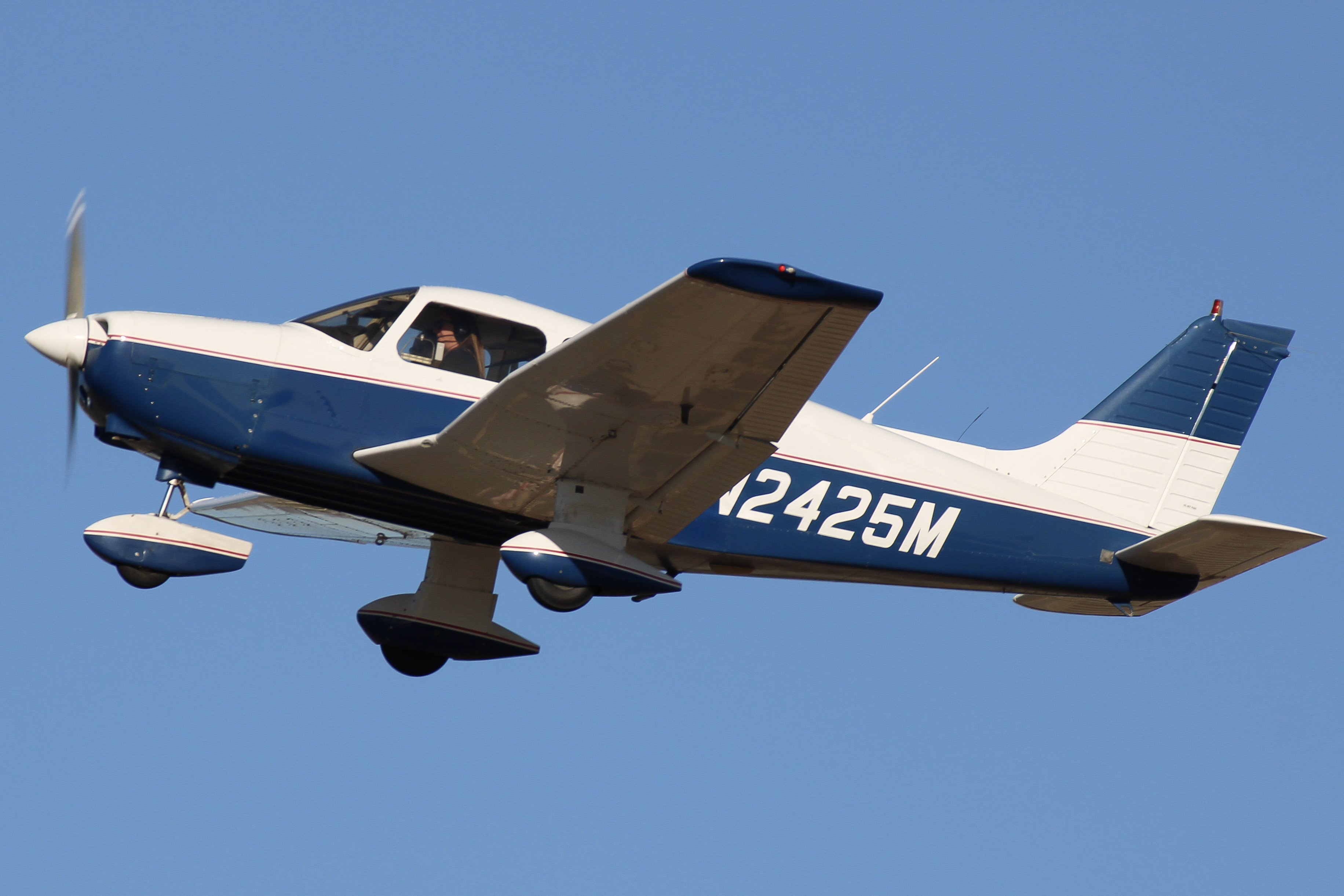 Full size: PRIVATE Piper 28 Warrior N2425M at Montgomery-Gibbs Executive Airport