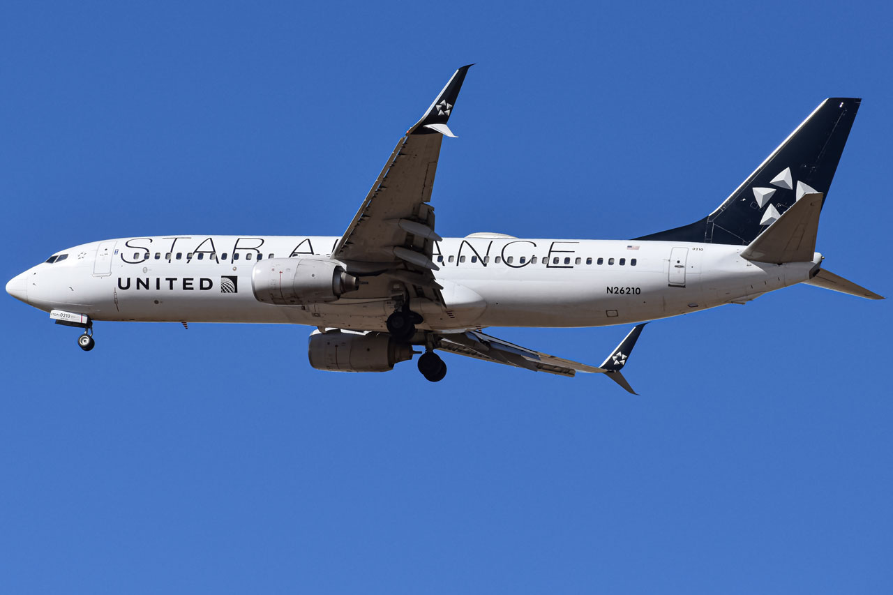 Full size: United Airlines Boeing 737-800 N26210 at Denver International Airport