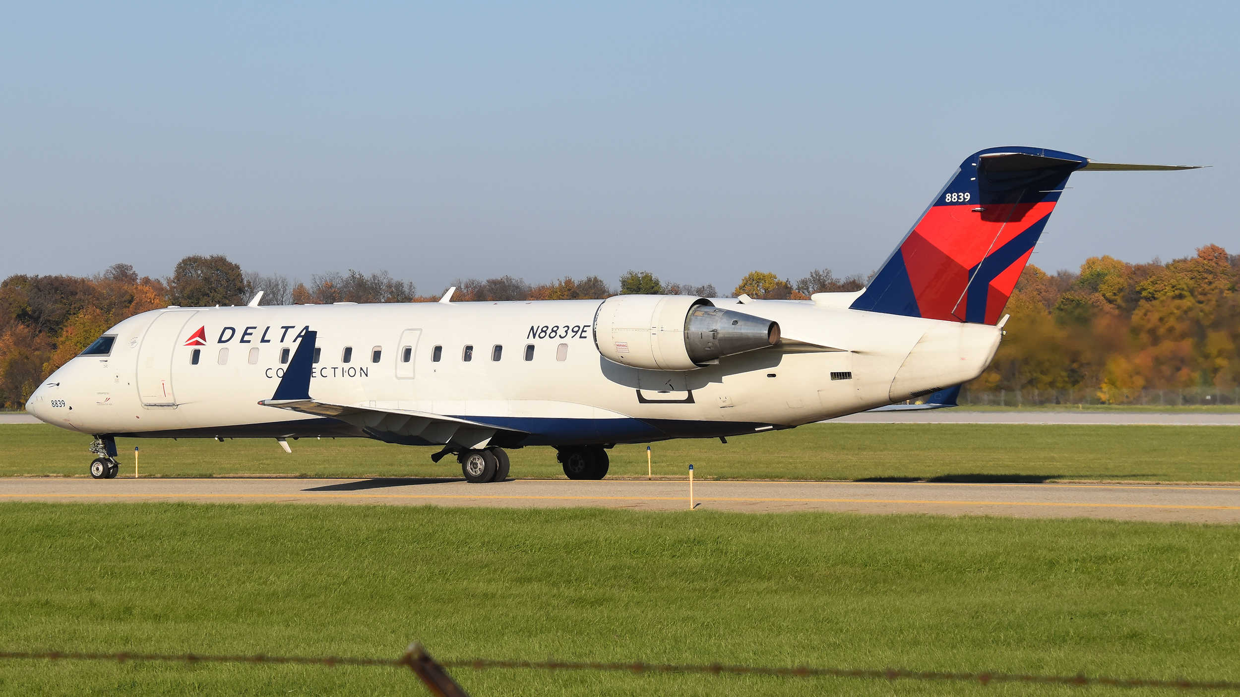 Full size: Delta Connection Mitsubishi CRJ-200 N8839E at Kalamazoo Battle Creek International Airport