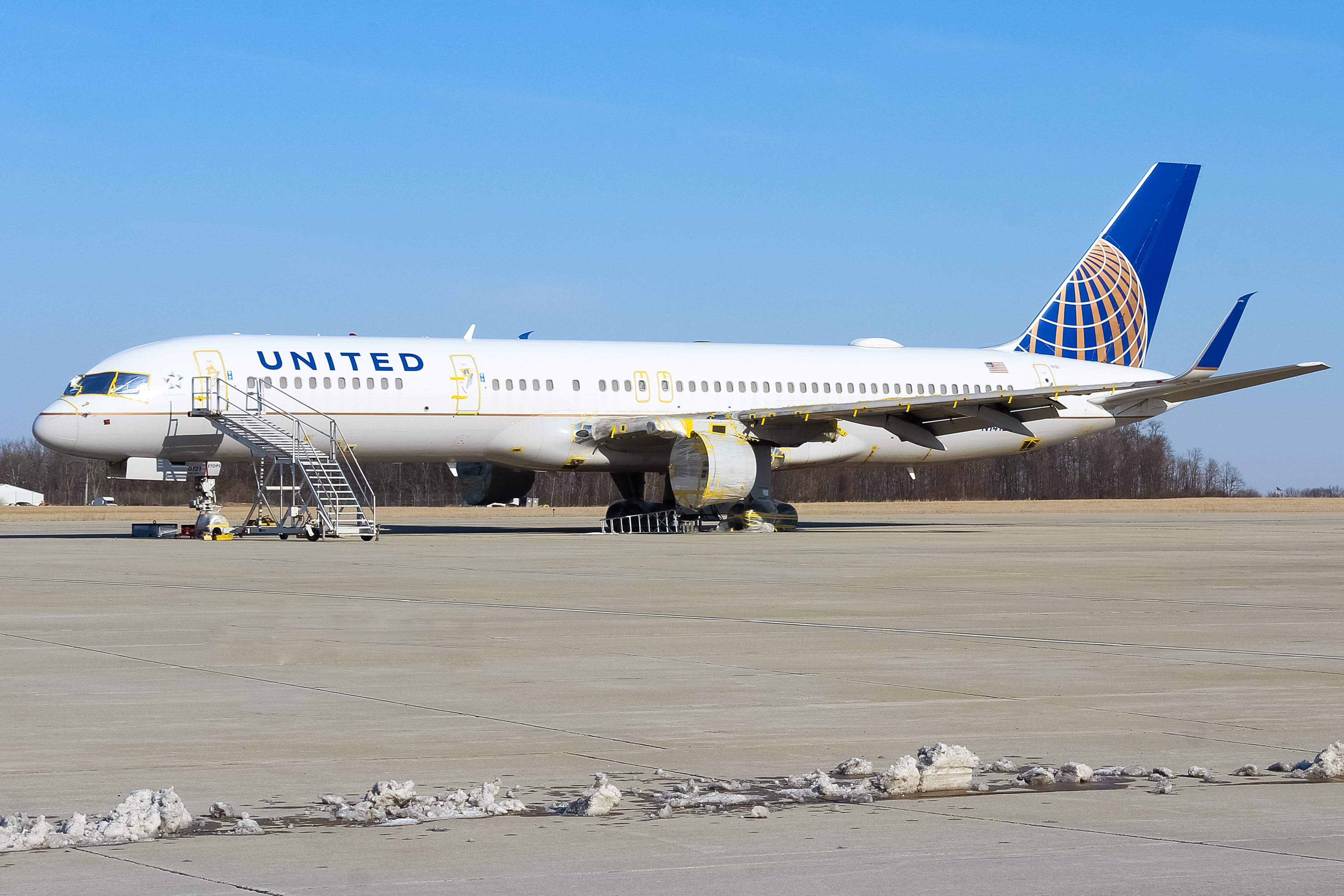 Full size: United Airlines Boeing 757-200 N14121 at Wilmington Air Park