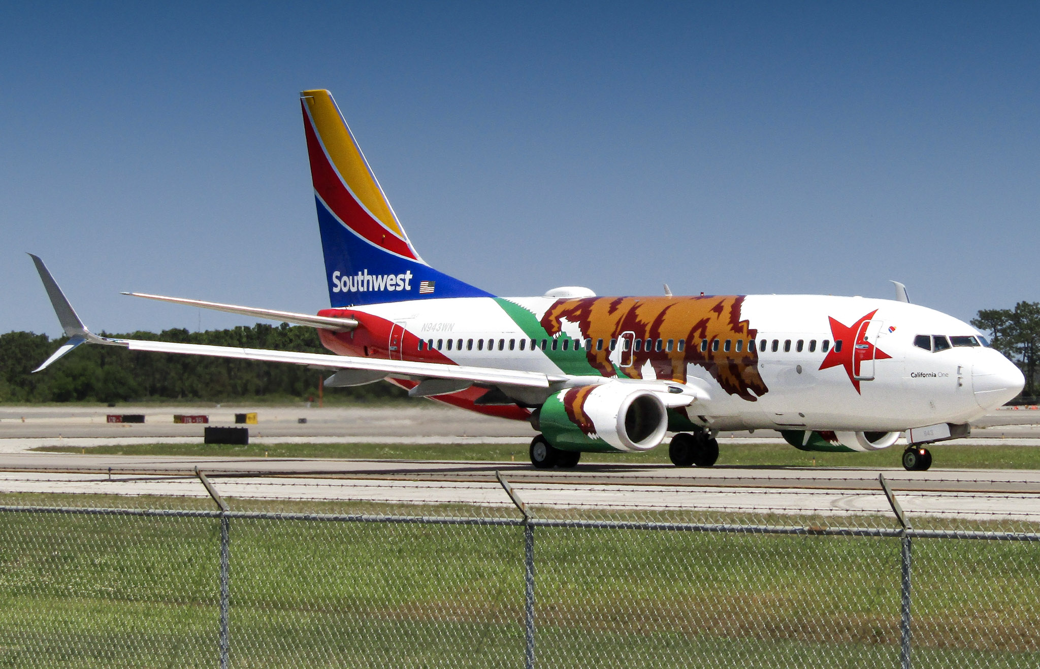 Full size: Southwest Airlines Boeing 737-700 N943WN at Orlando International Airport