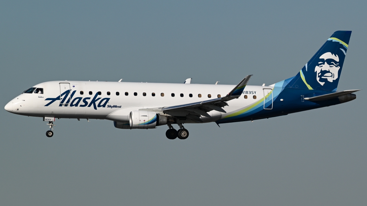Full size: Alaska Airlines Embraer E175 N183SY at Los Angeles International Airport