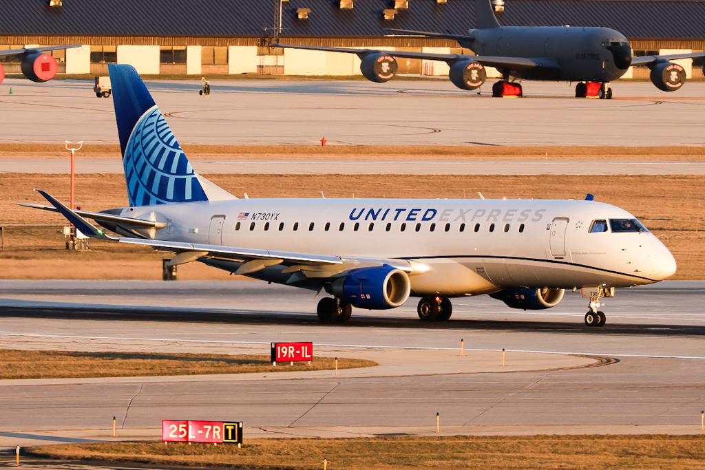 Full size: United Express Embraer E175 N730YX at General Mitchell International Airport