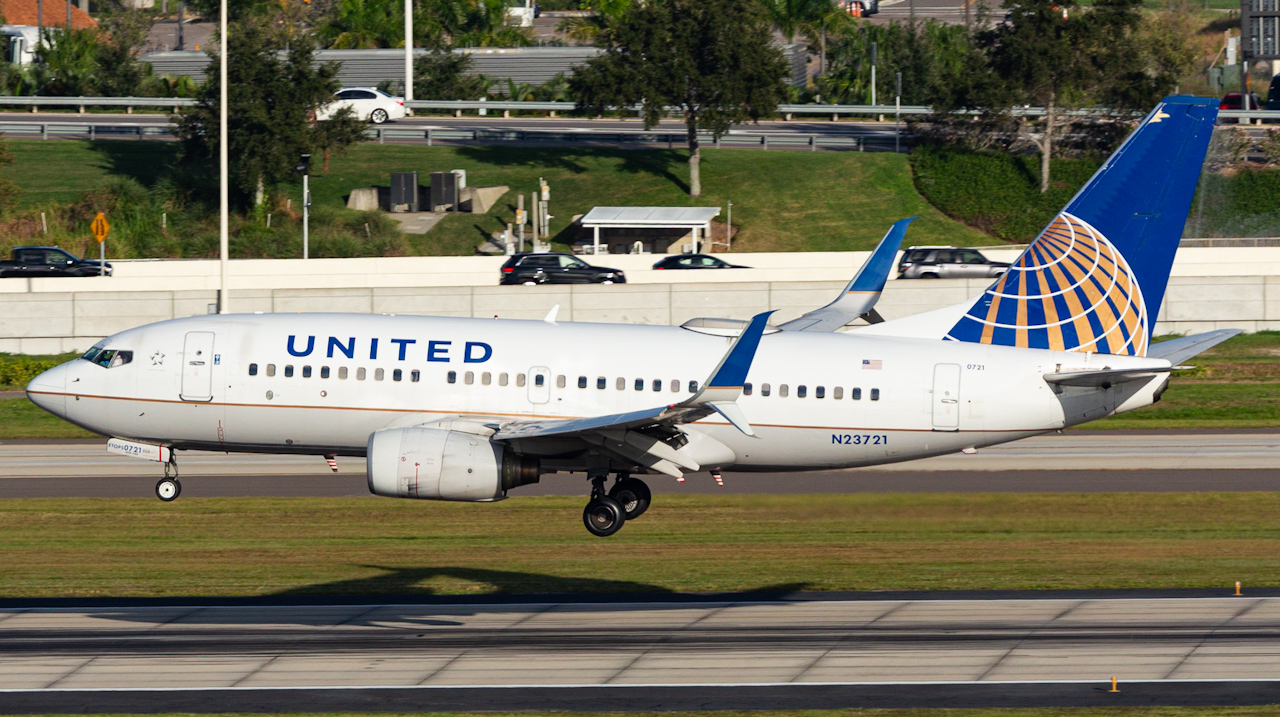 Full size: United Airlines Boeing 737-700 N23721 at Tampa International Airport