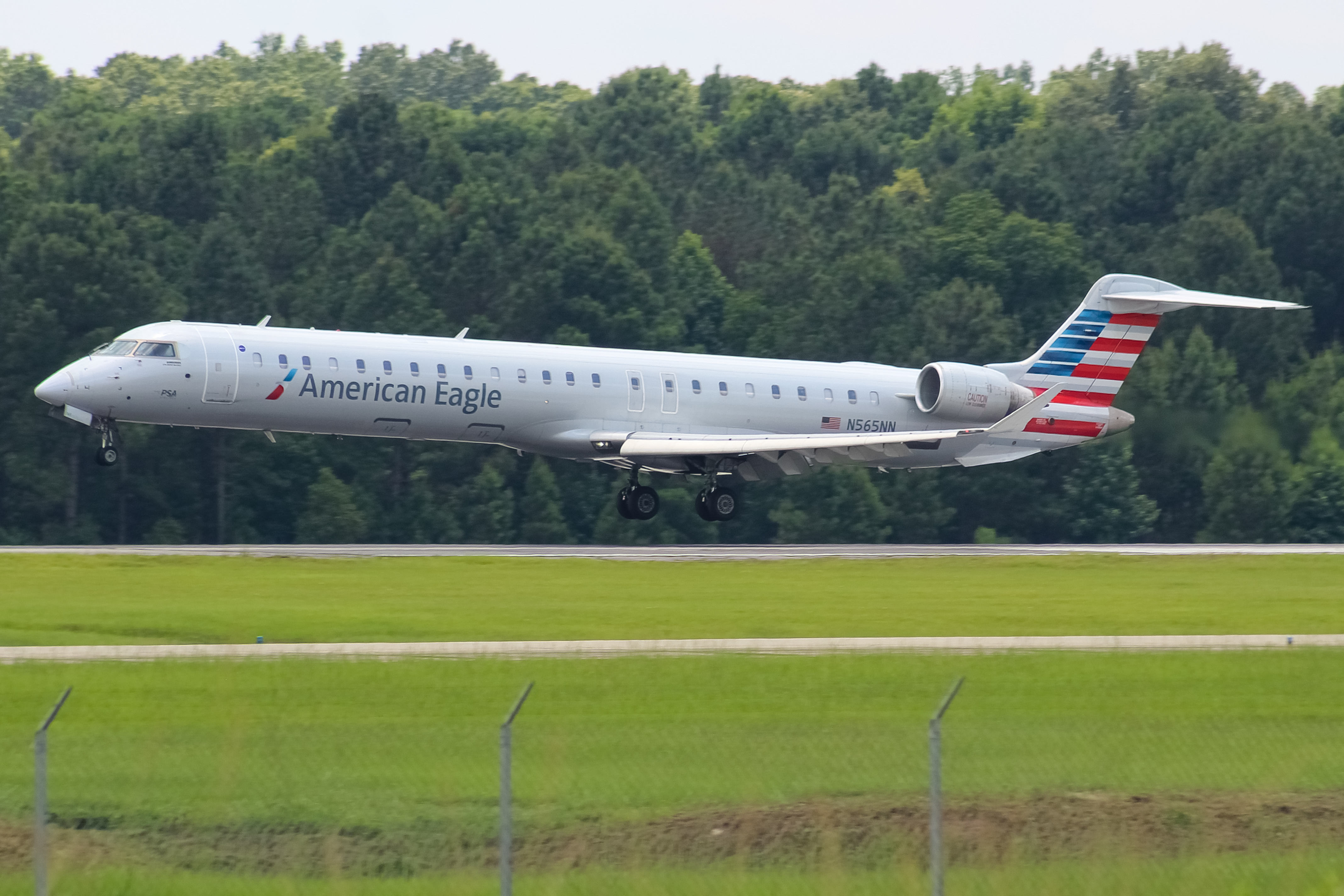 Full size: American Eagle Mitsubishi CRJ-900 N565NN at Savannah/Hilton Head International Airport