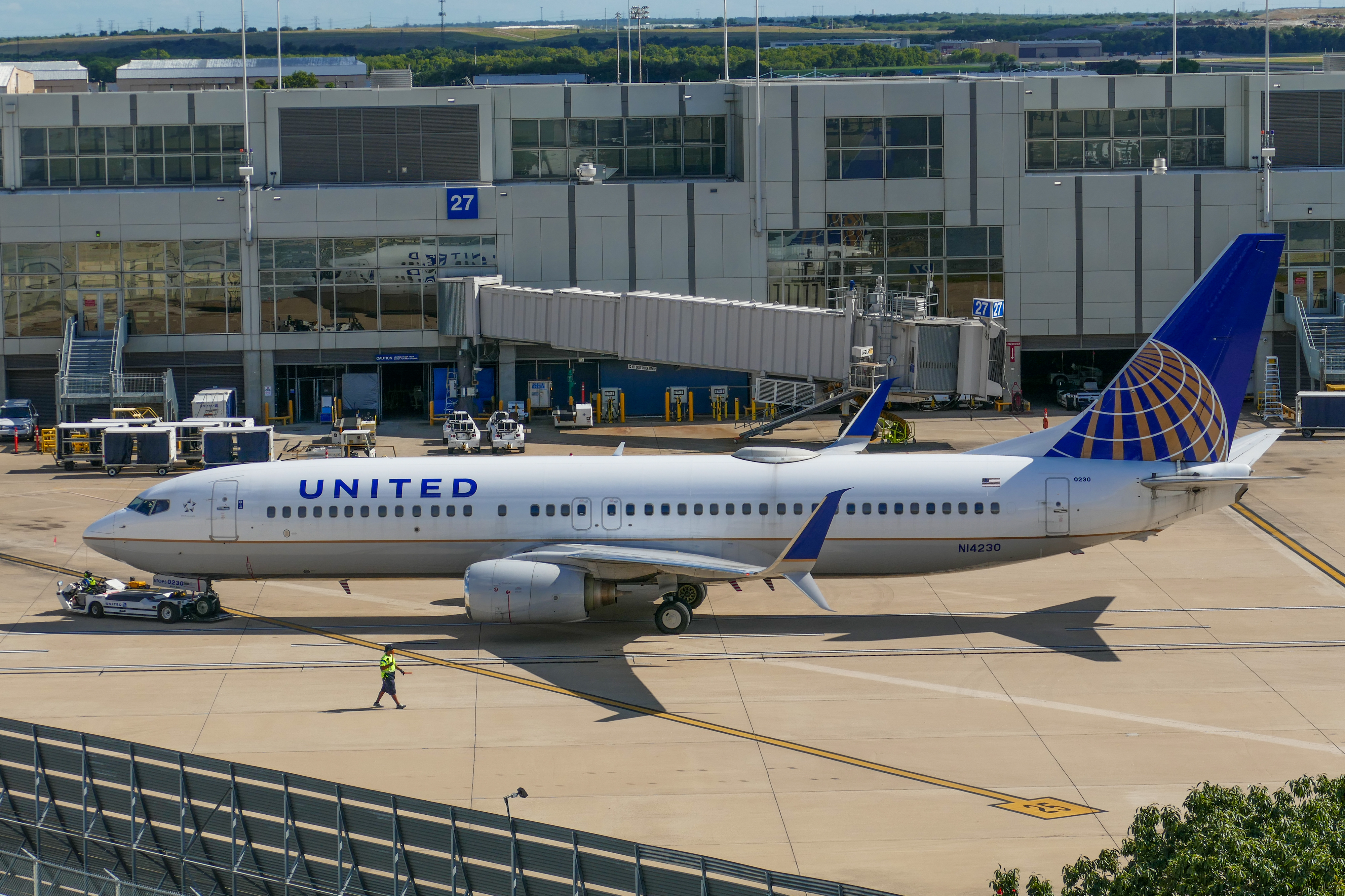 Full size: United Airlines Boeing 737-800 N14230 at Austin-Bergstrom International Airport
