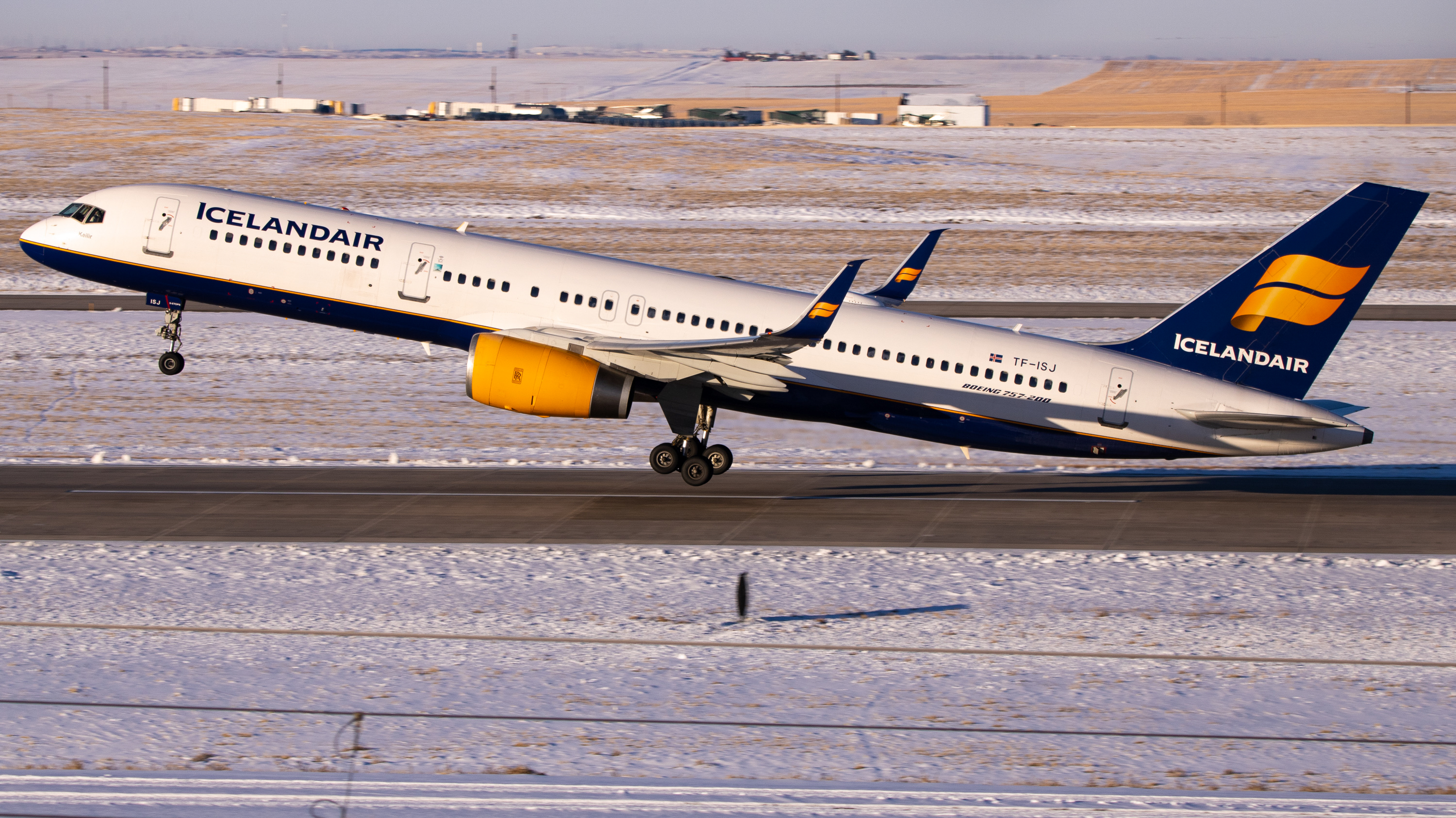Full size: Icelandair Boeing 757-200 TF-ISJ at Denver International Airport