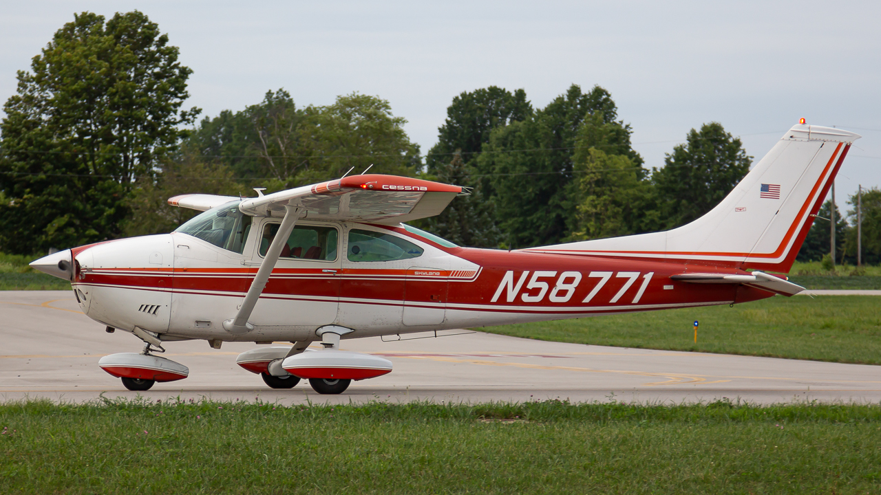 Full size: PRIVATE Cessna 182 Skylane N58771 at Delaware Municipal Airport