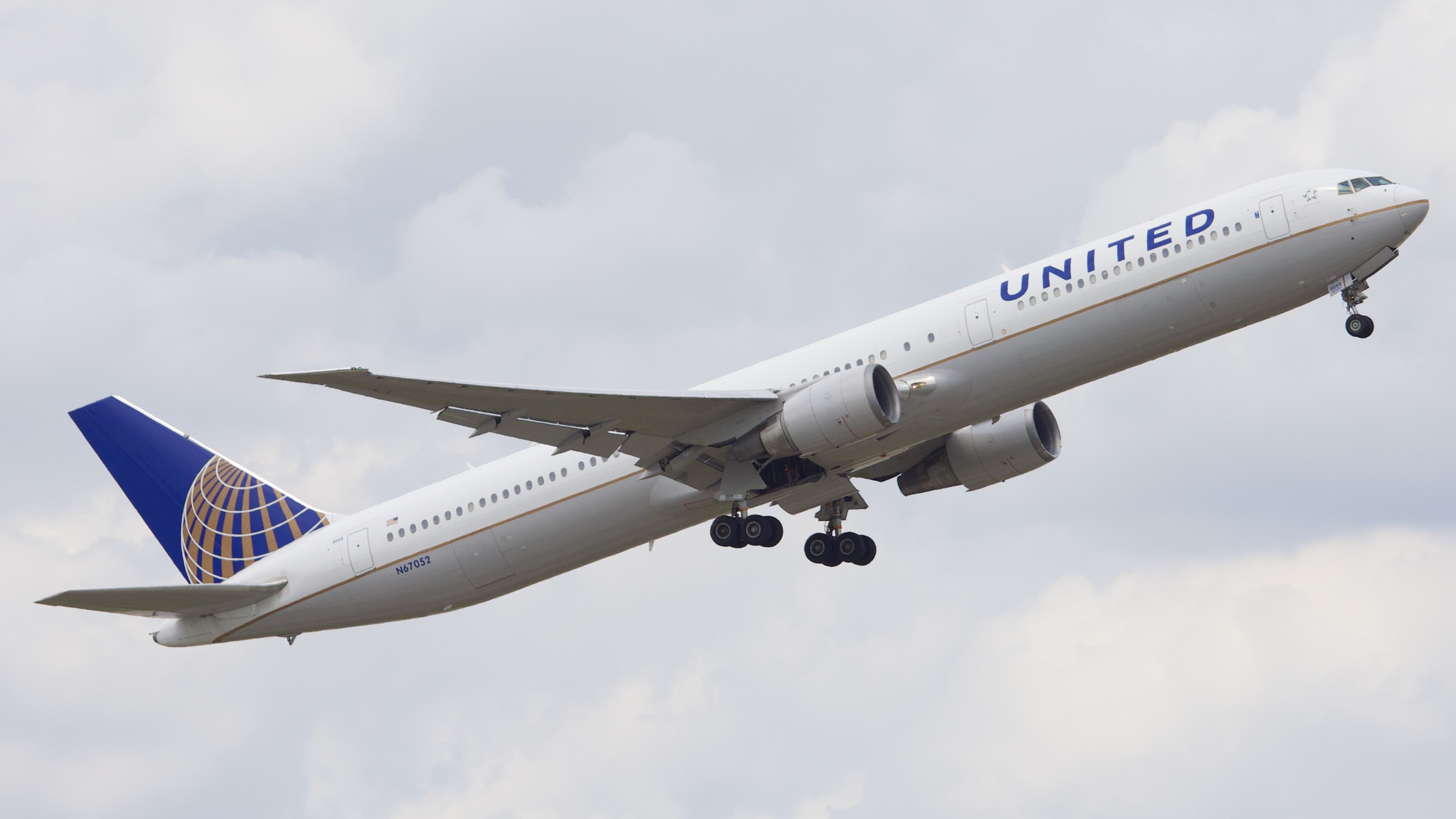 Full size: United Airlines Boeing 767-400ER N67502 at Houston-George Bush Intercontinental Airport