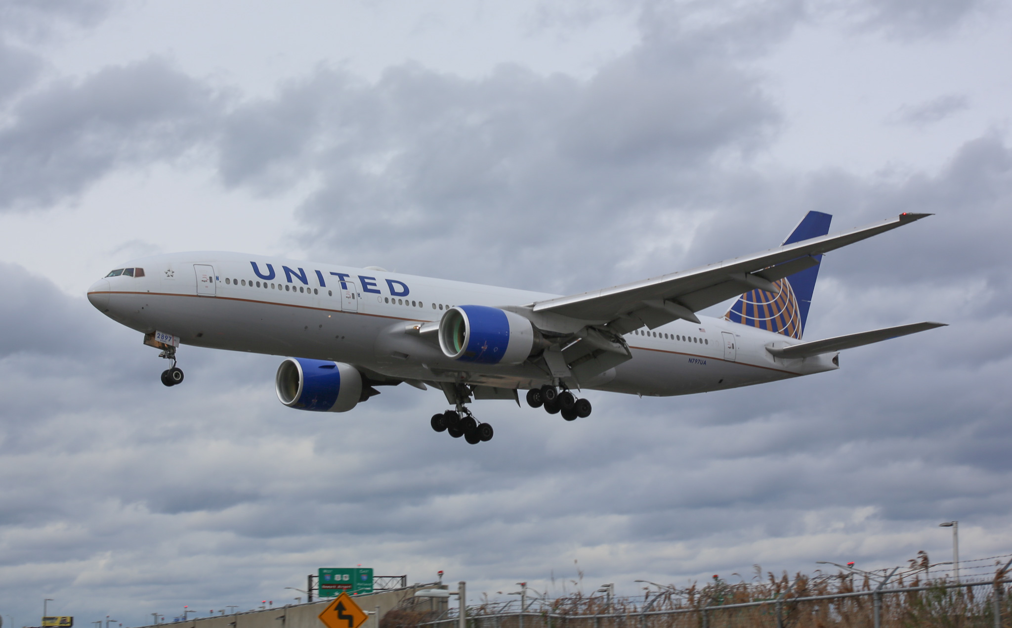 Full size: United Airlines Boeing 777-200ER N797UA at Newark Liberty International Airport