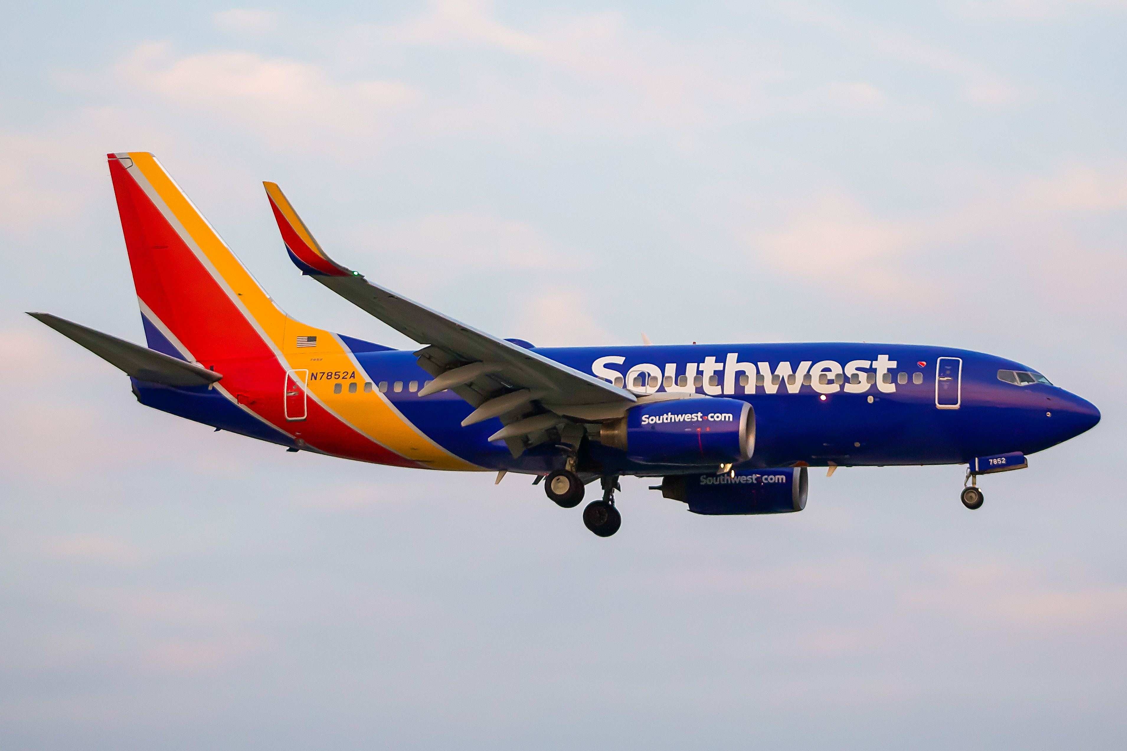Full size: Southwest Airlines Boeing 737-700 N7852A at General Mitchell International Airport