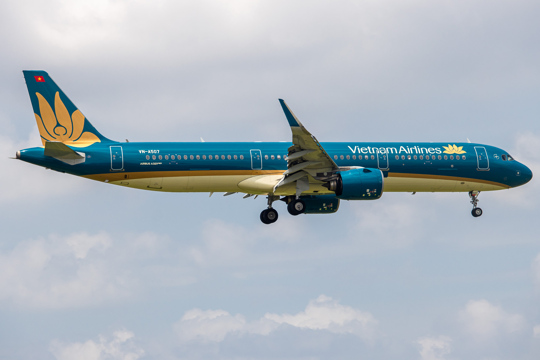 Full size: Vietnam Airlines Airbus A321NEO VN-A507 at Tan Son Nhat International Airport