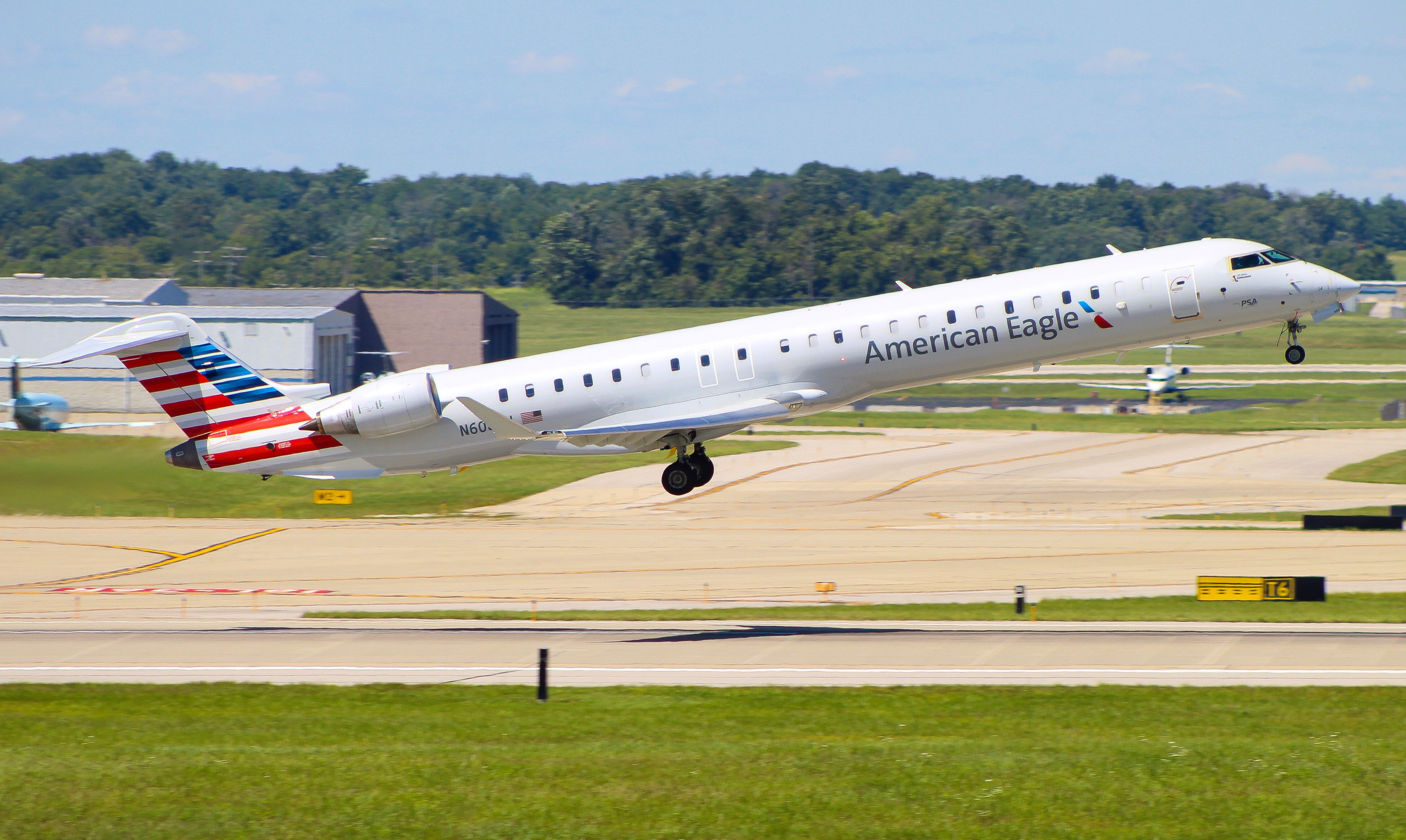 Full size: American Eagle Mitsubishi CRJ-900 N605NN at Cincinnati/Northern Kentucky International Airport