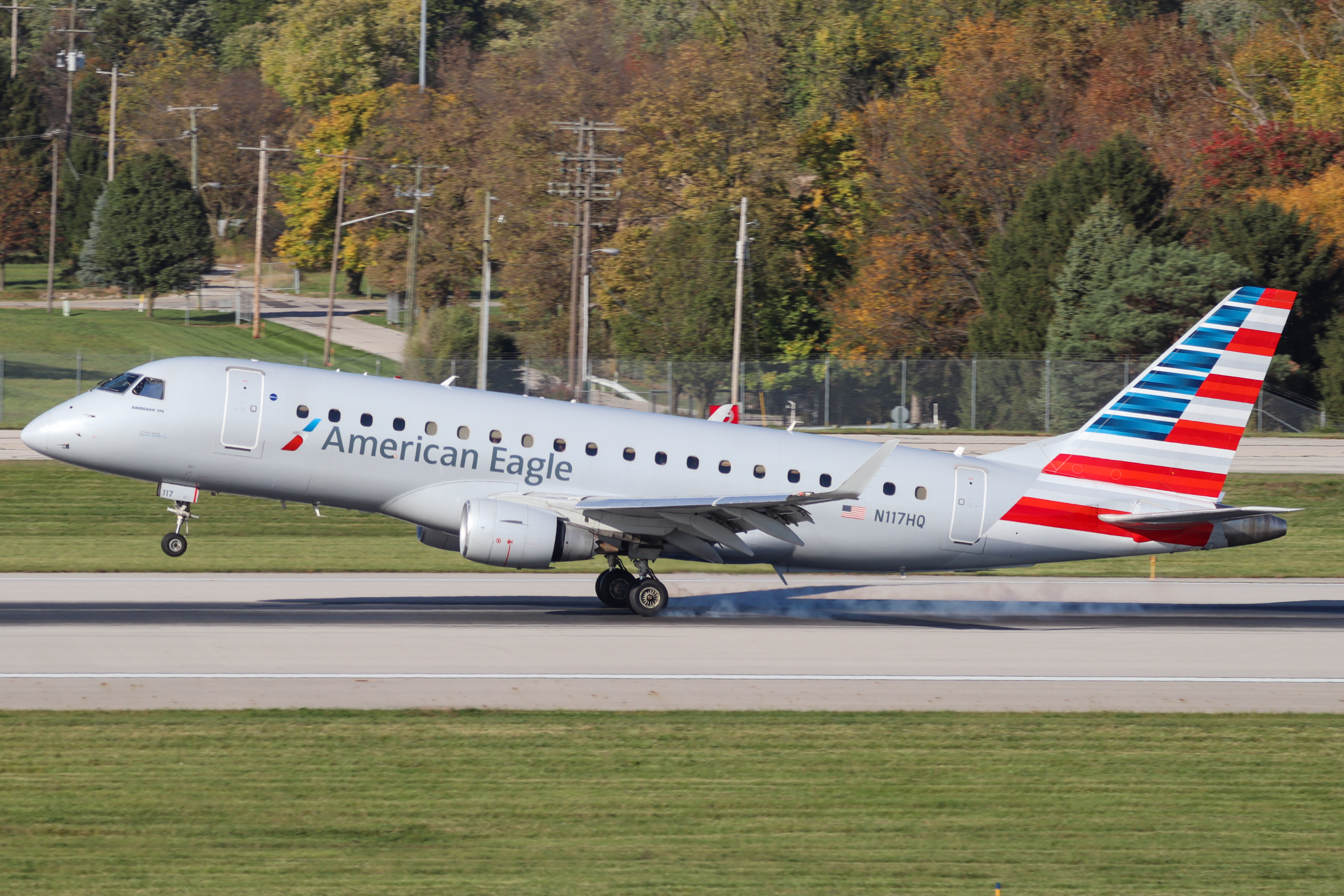 Full size: American Eagle Embraer E175 N117HQ at John Glenn Columbus International Airport