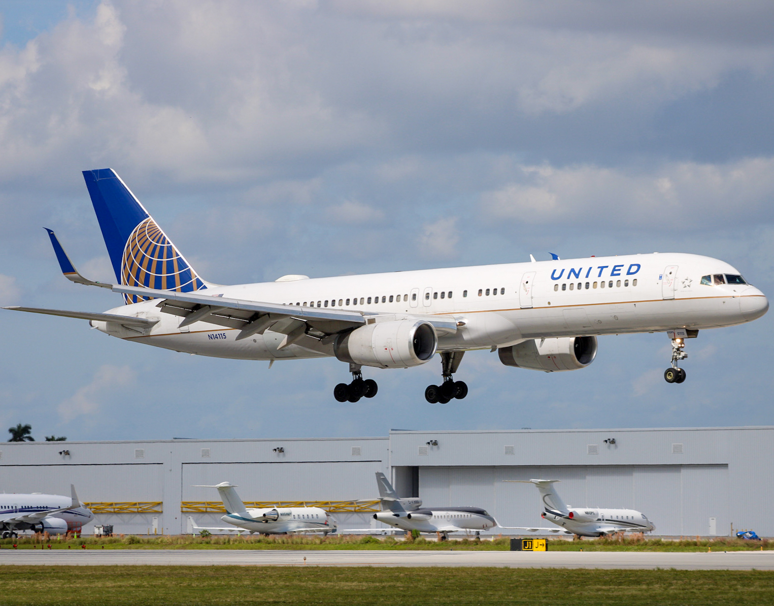 Full size: United Airlines Boeing 757-200 N14115 at Fort Lauderdale/Hollywood International Airport