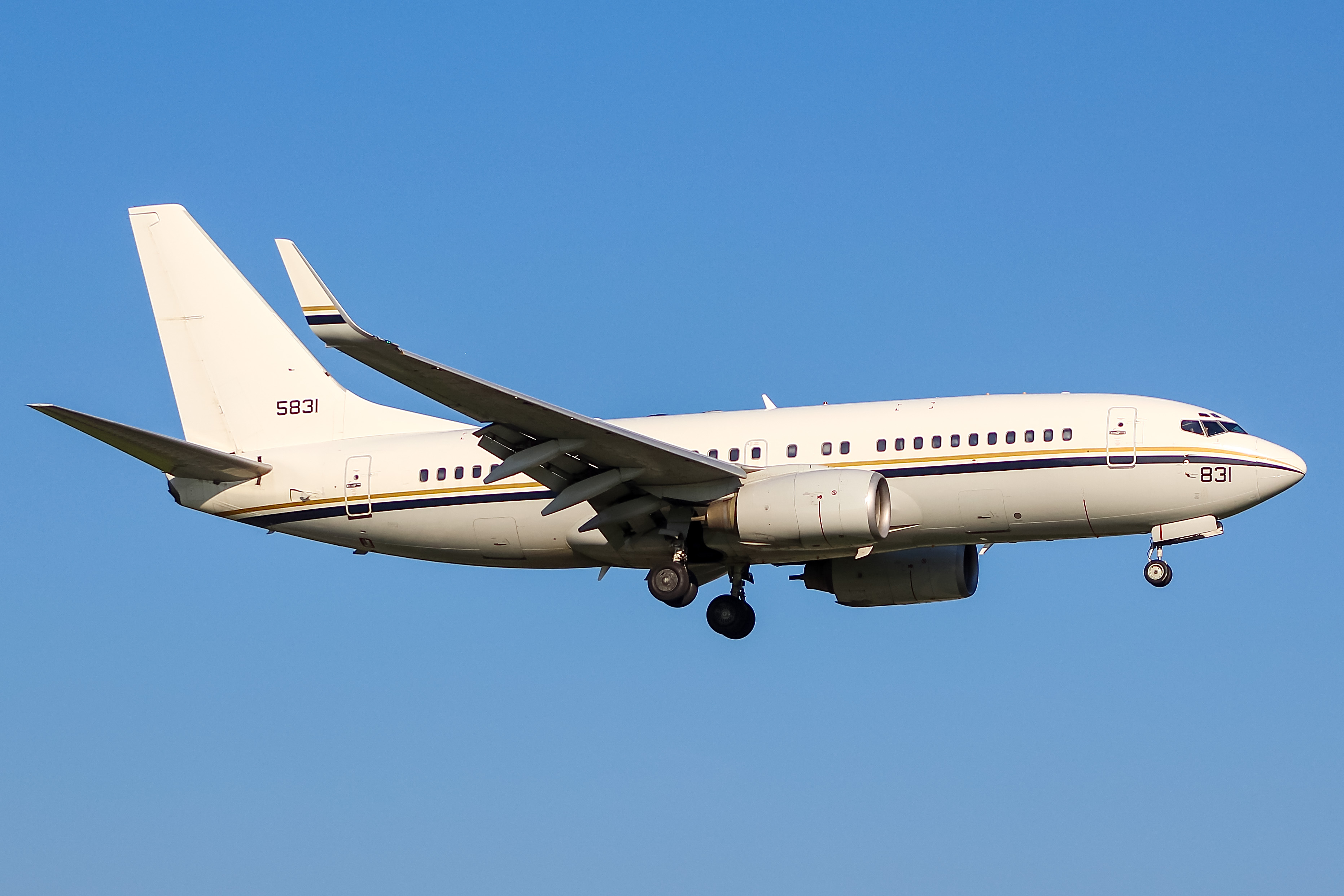 Full size: USN - United States Navy Boeing C-40 165831 at General Mitchell International Airport