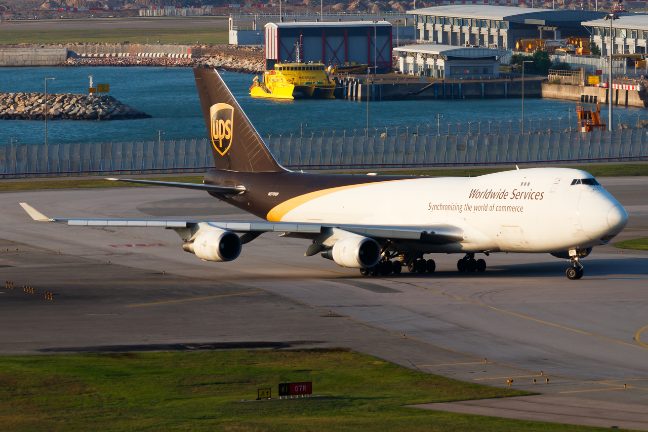 Full size: United Parcel Service Boeing 747-400F N570UP at Hong Kong International Airport