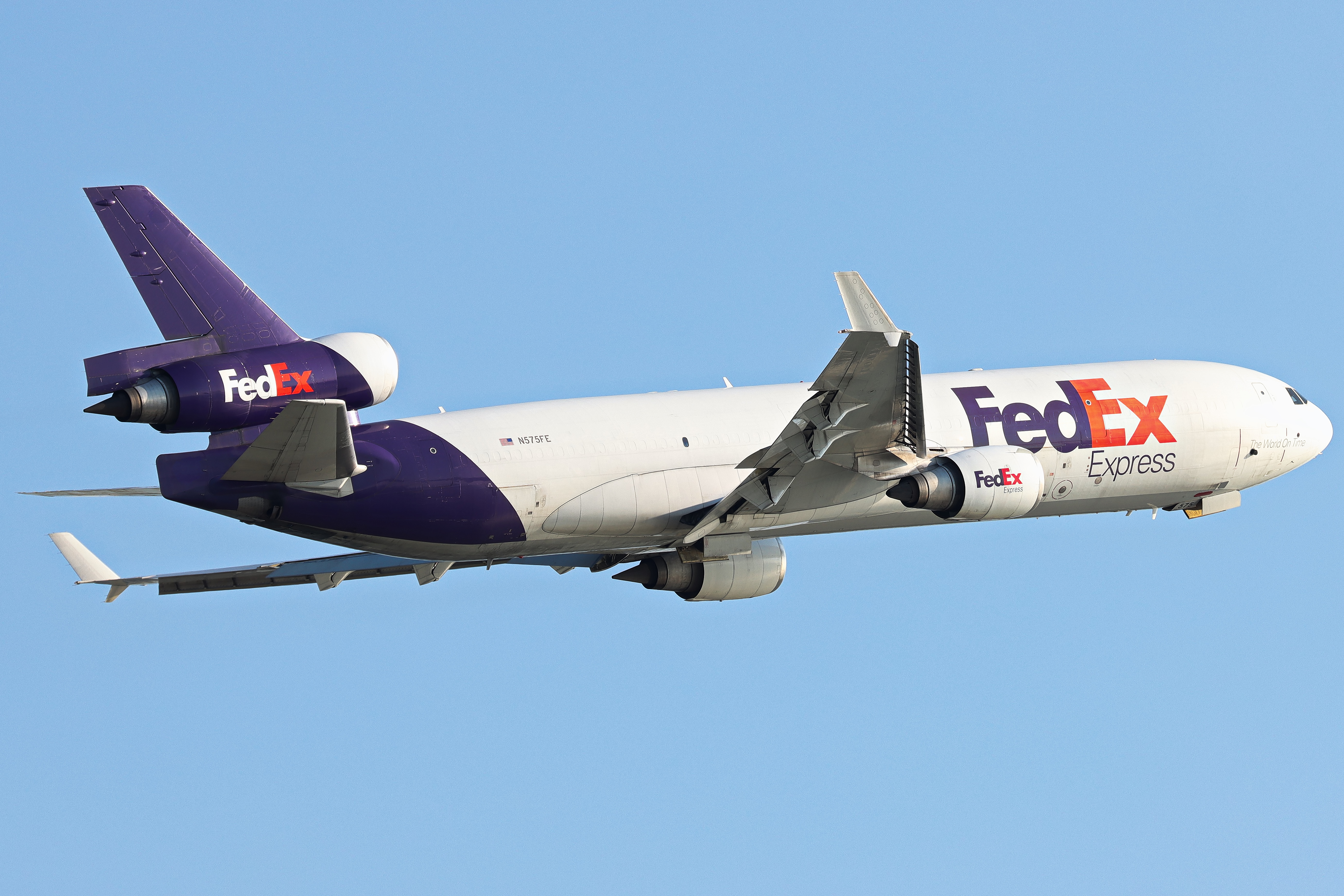 Full size: FedEx McDonnell Douglas MD-11F N575FE at Hong Kong International Airport