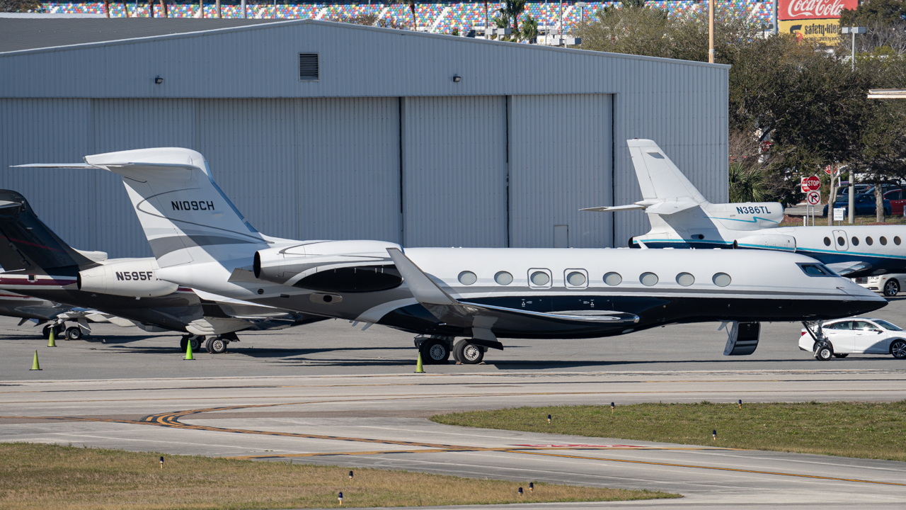 Full size: PRIVATE Gulfstream G650 N109CH at Daytona Beach International Airport