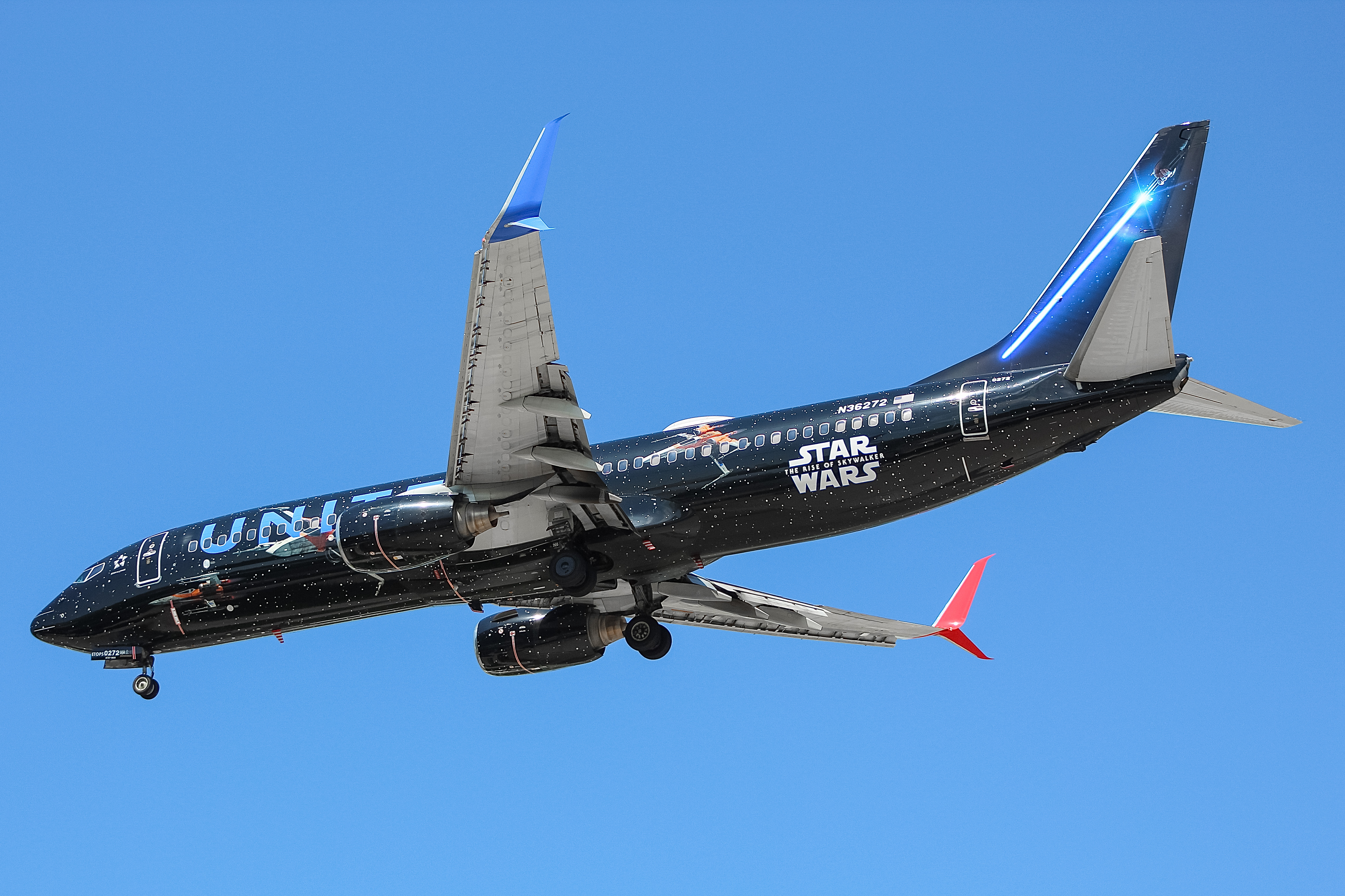 Full size: United Airlines Boeing 737-800 N36272 at General Mitchell International Airport