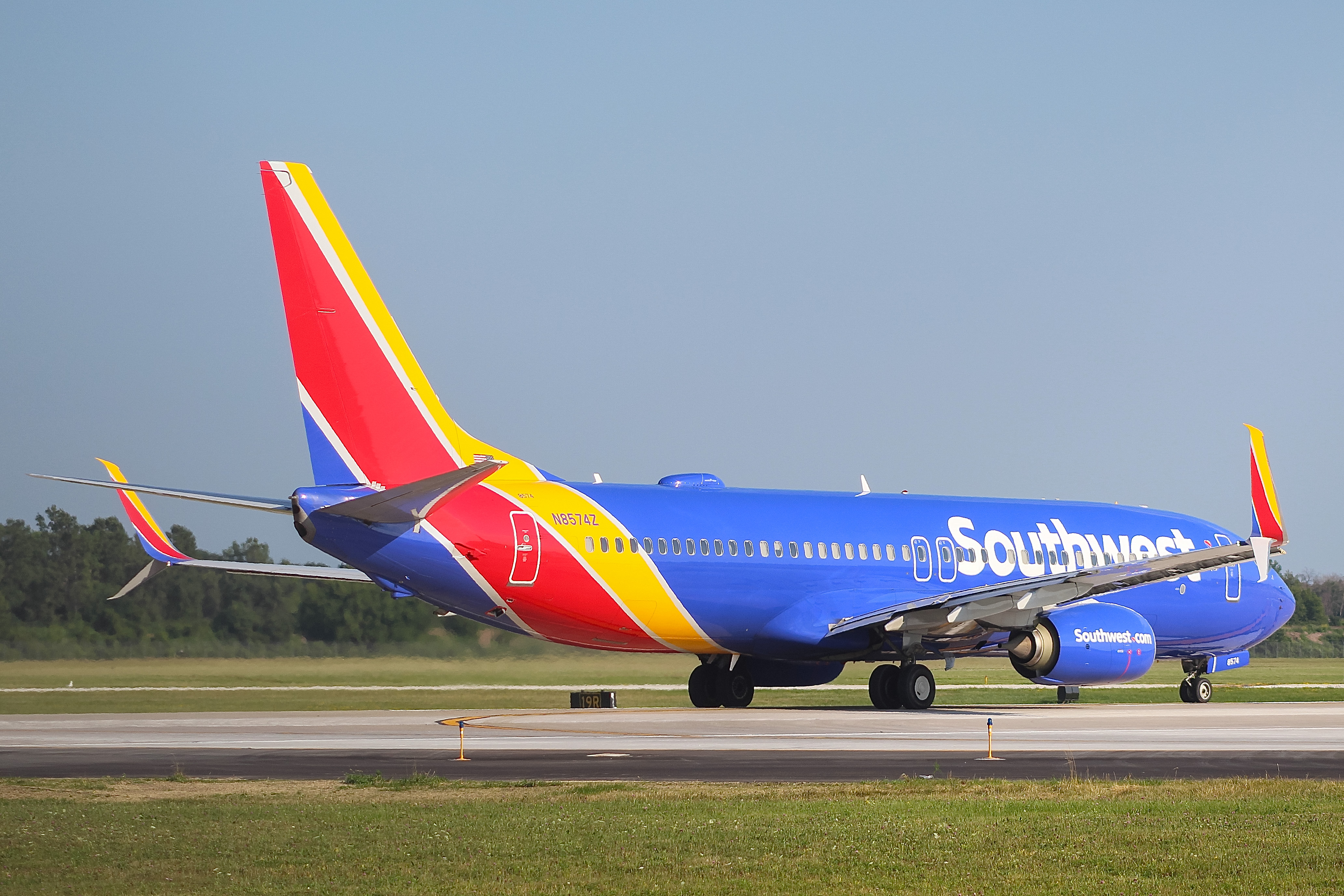 Full size: Southwest Airlines Boeing 737-800 N8574Z at General Mitchell International Airport