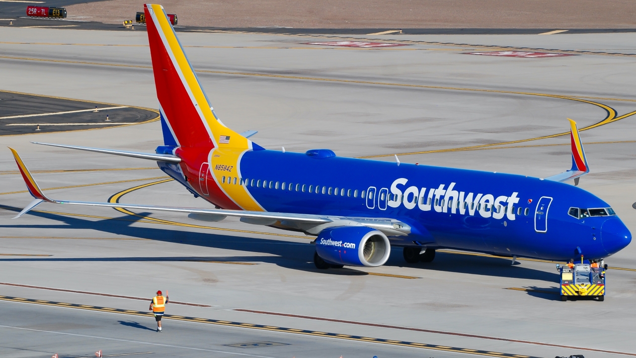 Full size: Southwest Airlines Boeing 737-800 N8584Z at Phoenix Sky Harbor International Airport