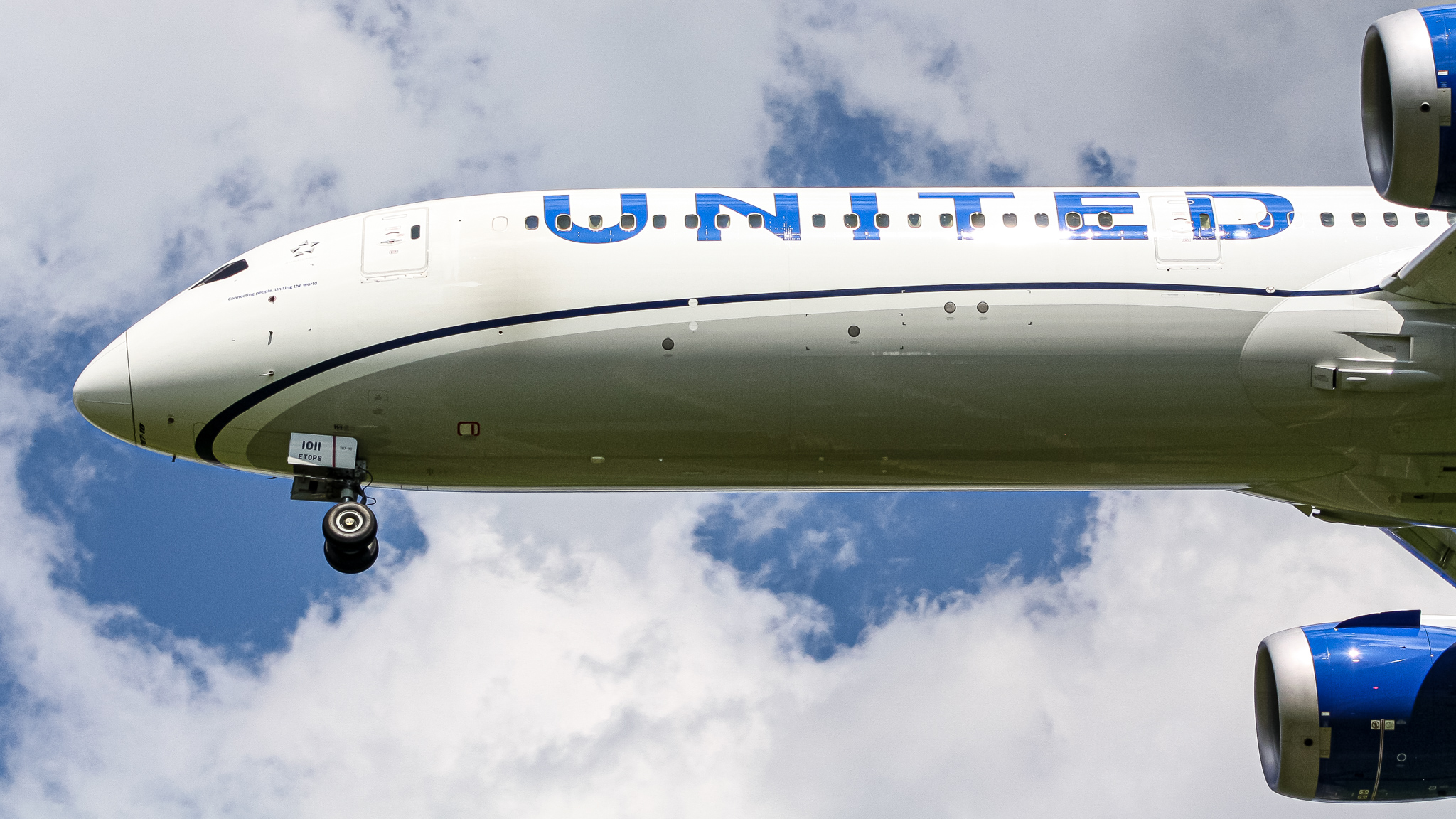 Full size: United Airlines Boeing 787-10 N14011 at Washington Dulles International Airport