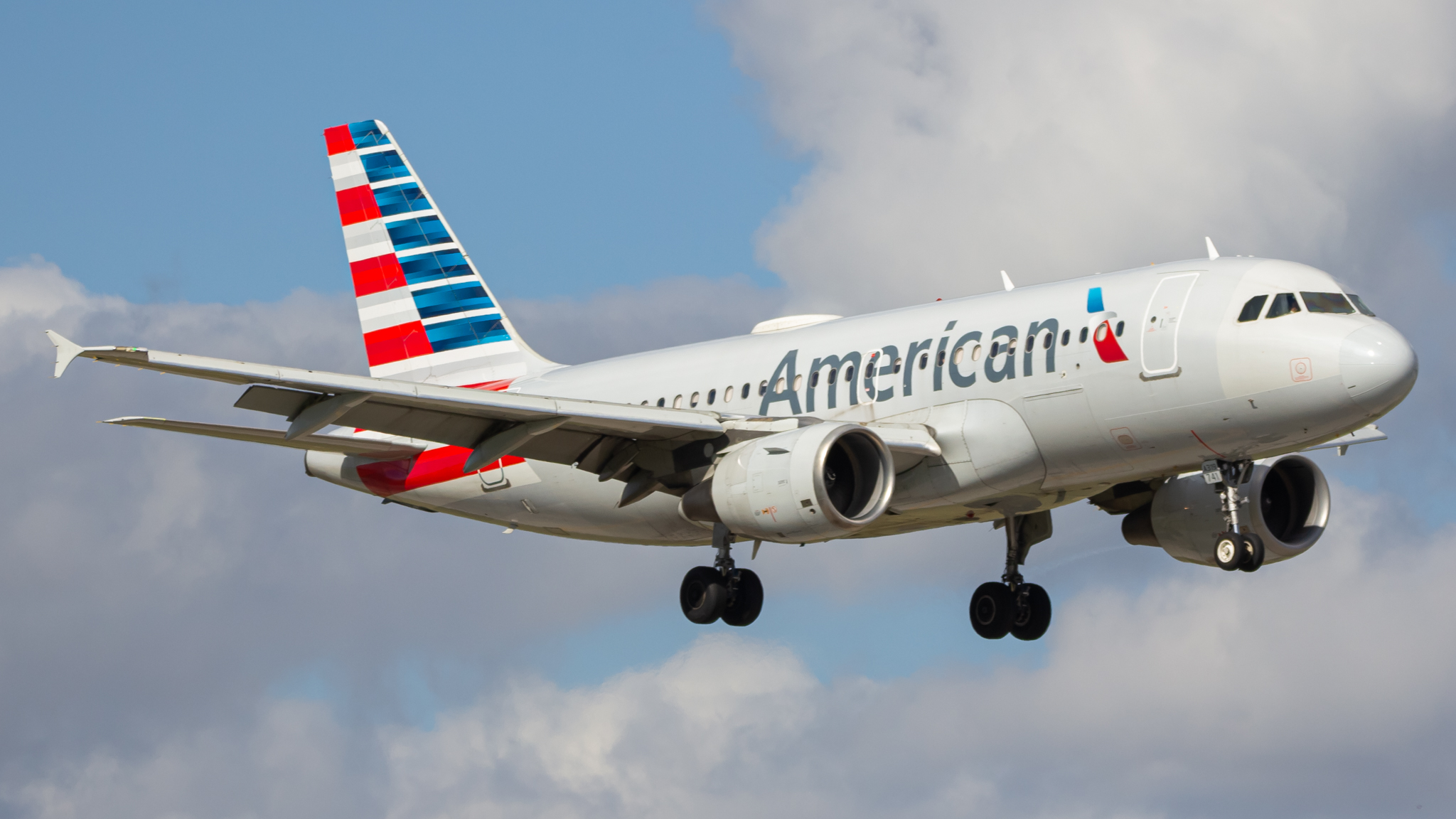 Full size: American Airlines Airbus A319 N741UW at Miami International Airport