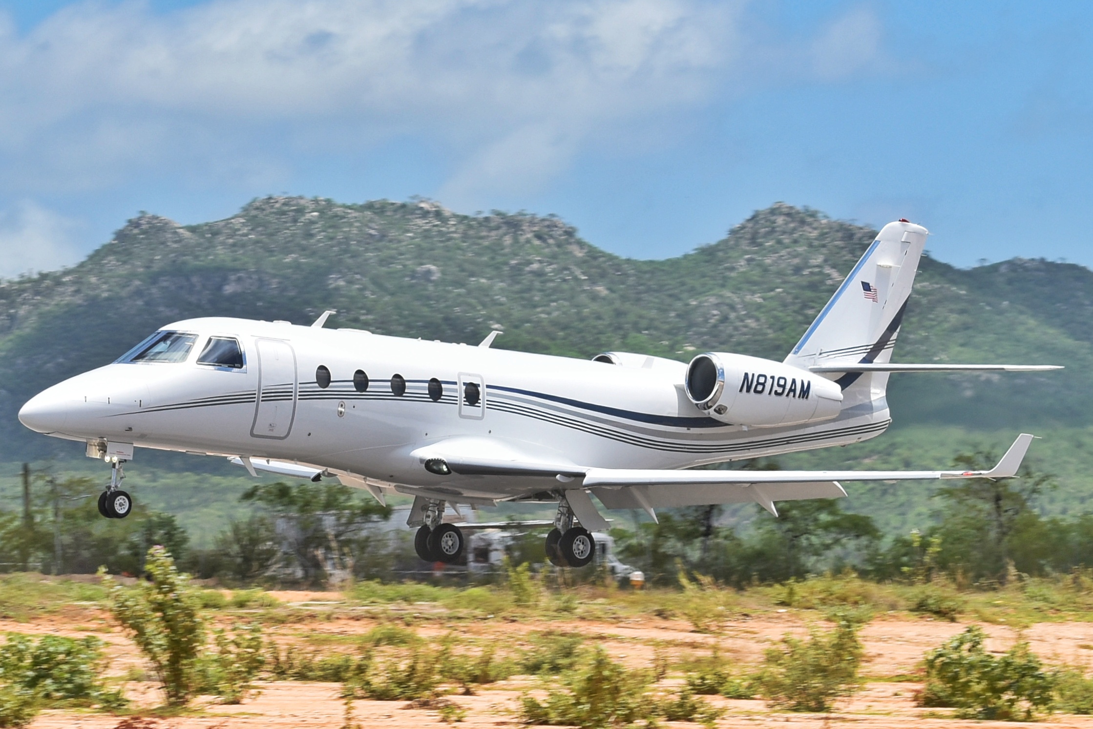 Full size: PRIVATE Gulfstream G150 N819AM at Aeropuerto de Cabo San Lucas Internacional