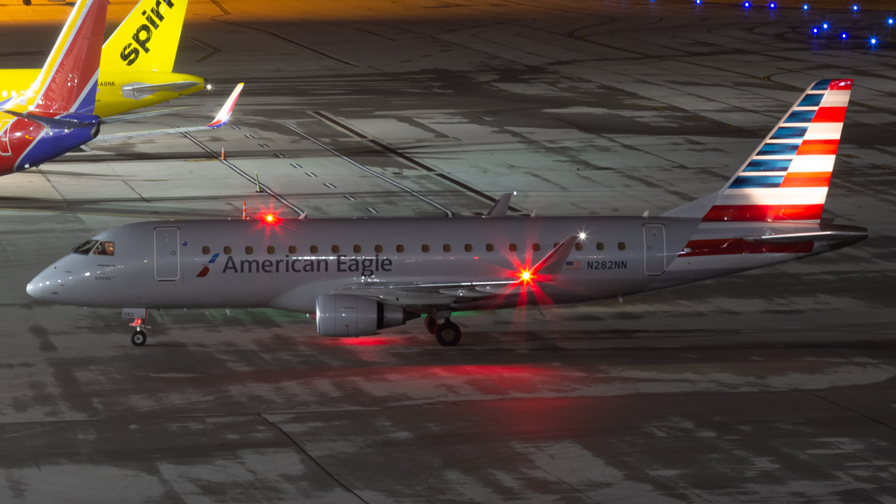 Full size: American Eagle ERJ175 N282NN at John Glenn Columbus International Airport