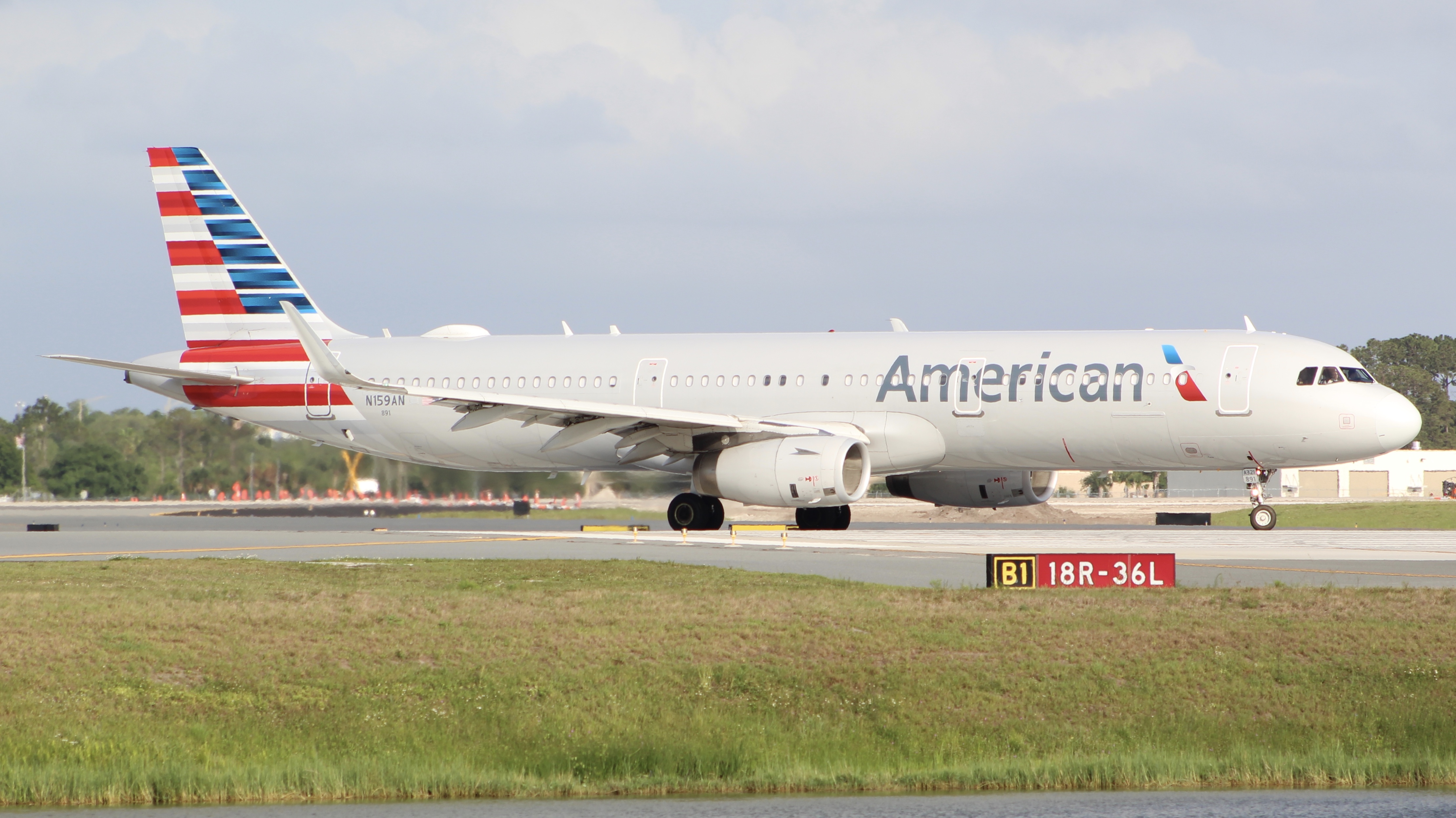 Full size: American Airlines Airbus A321-200 N159AN at Orlando International Airport