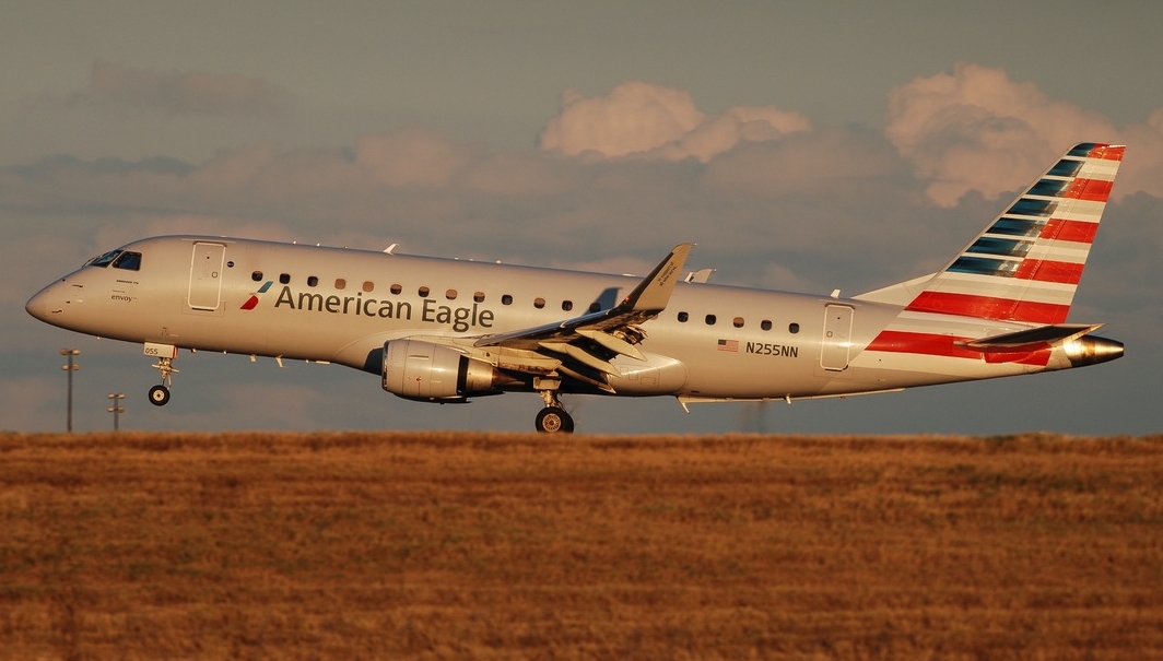 Full size: American Eagle  Embraer E175 N225NN at Dallas-Fort Worth International Airport