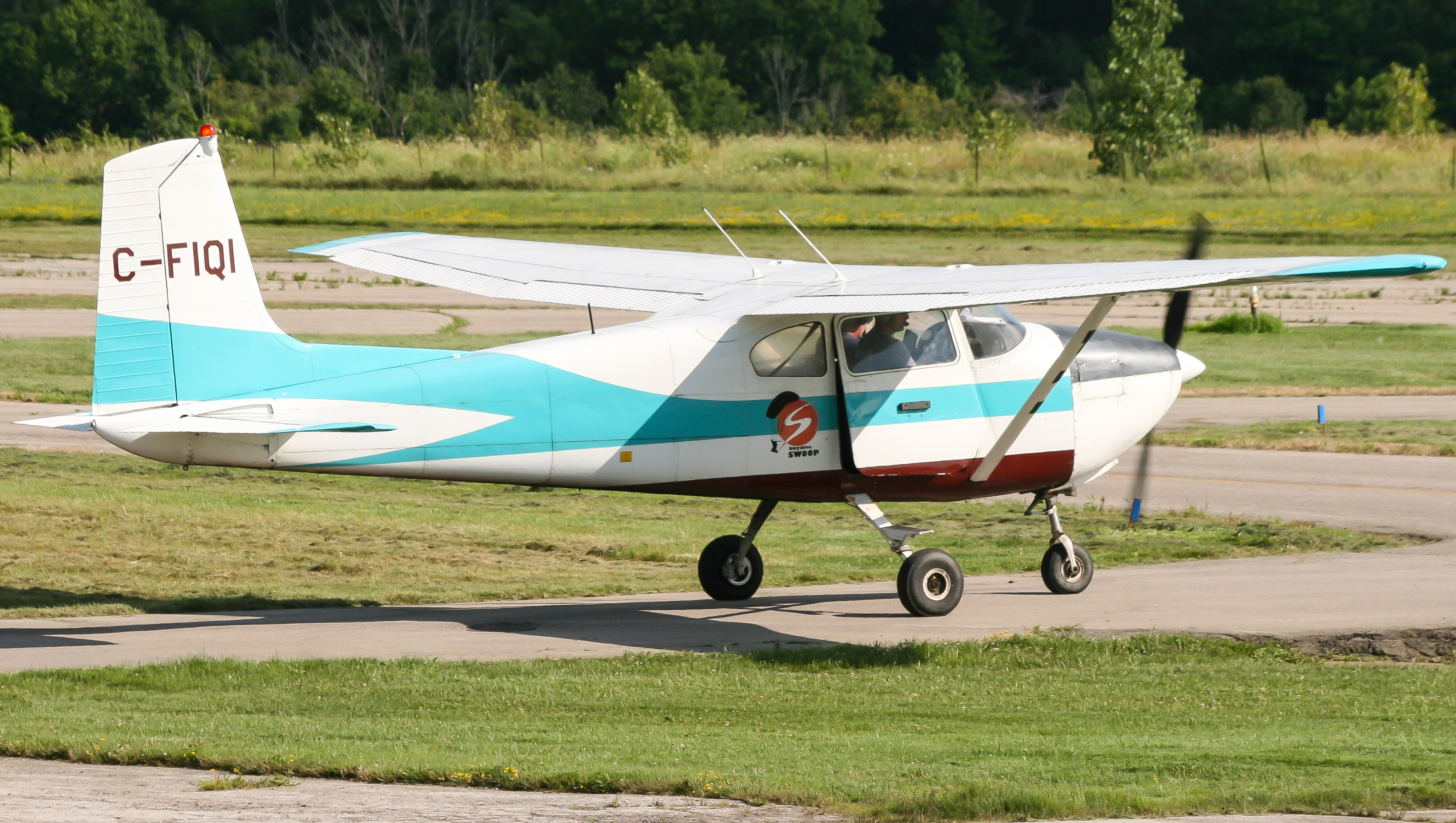 Full size: Skydive Swoop Parachuting Cessna 182 Skylane C-FIQI  at 