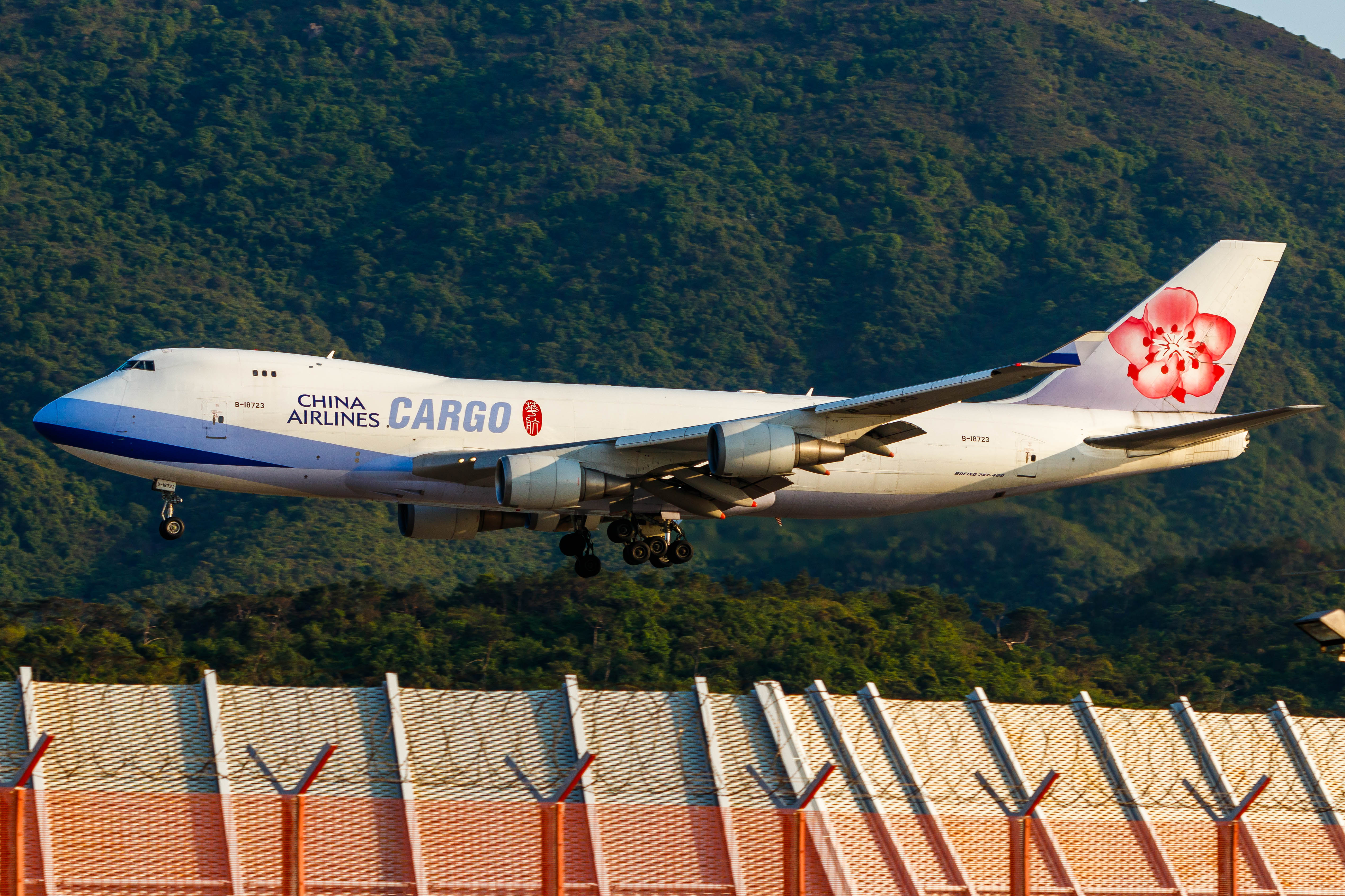 Full size: China Airlines Cargo Boeing 747-400F B-18723 at Hong Kong International Airport