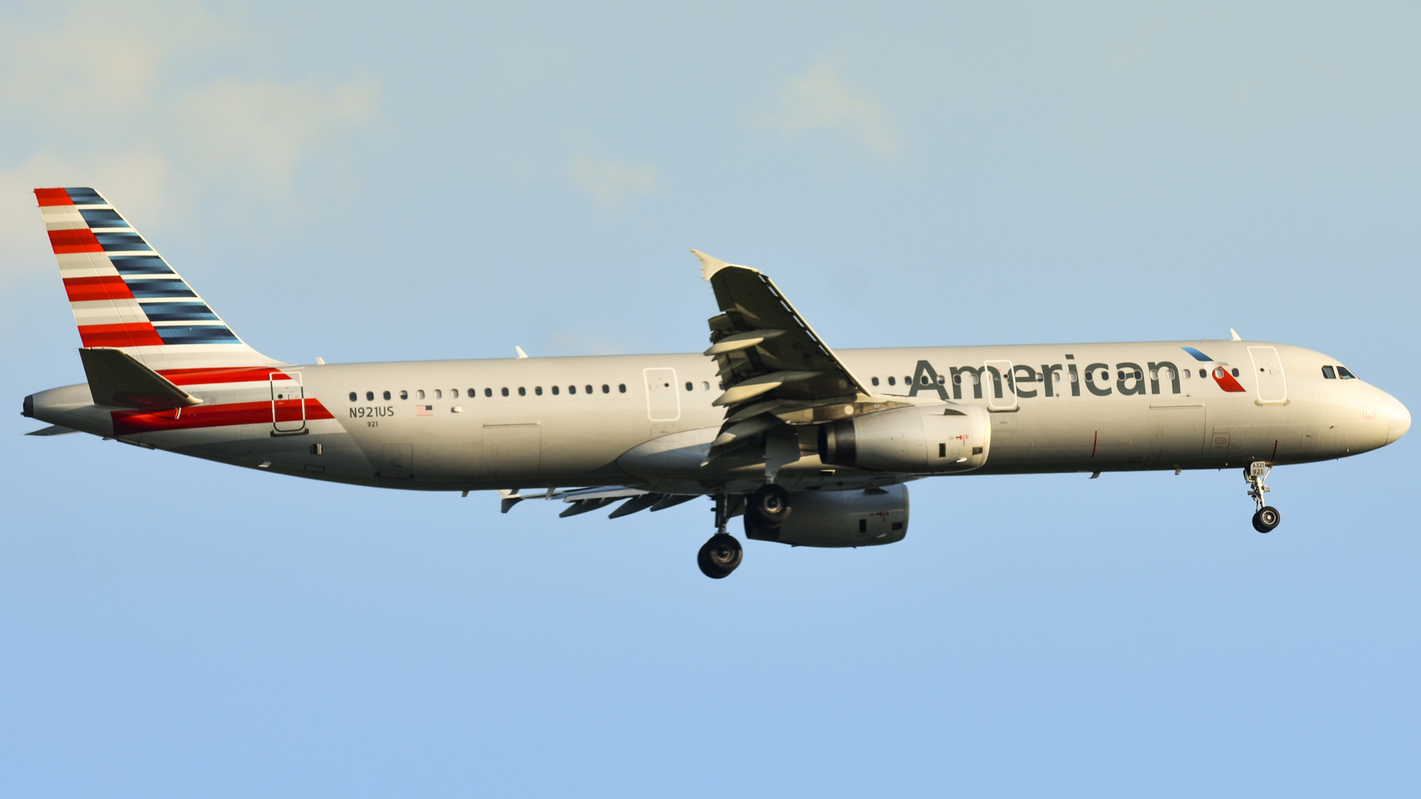Full size: American Airlines Airbus A321-200 N921US at Philadelphia International Airport
