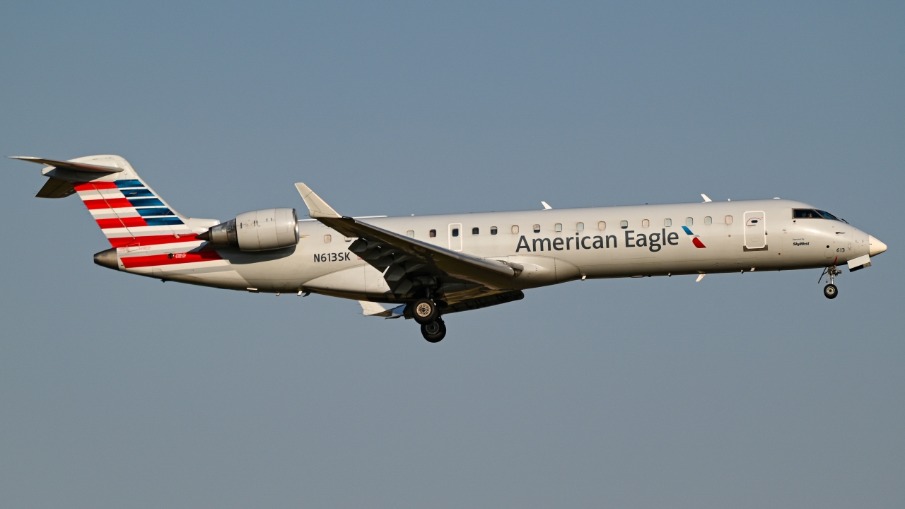 Full size: SkyWest Airlines Mitsubishi CRJ-700 N613SK at Dallas-Fort Worth International Airport
