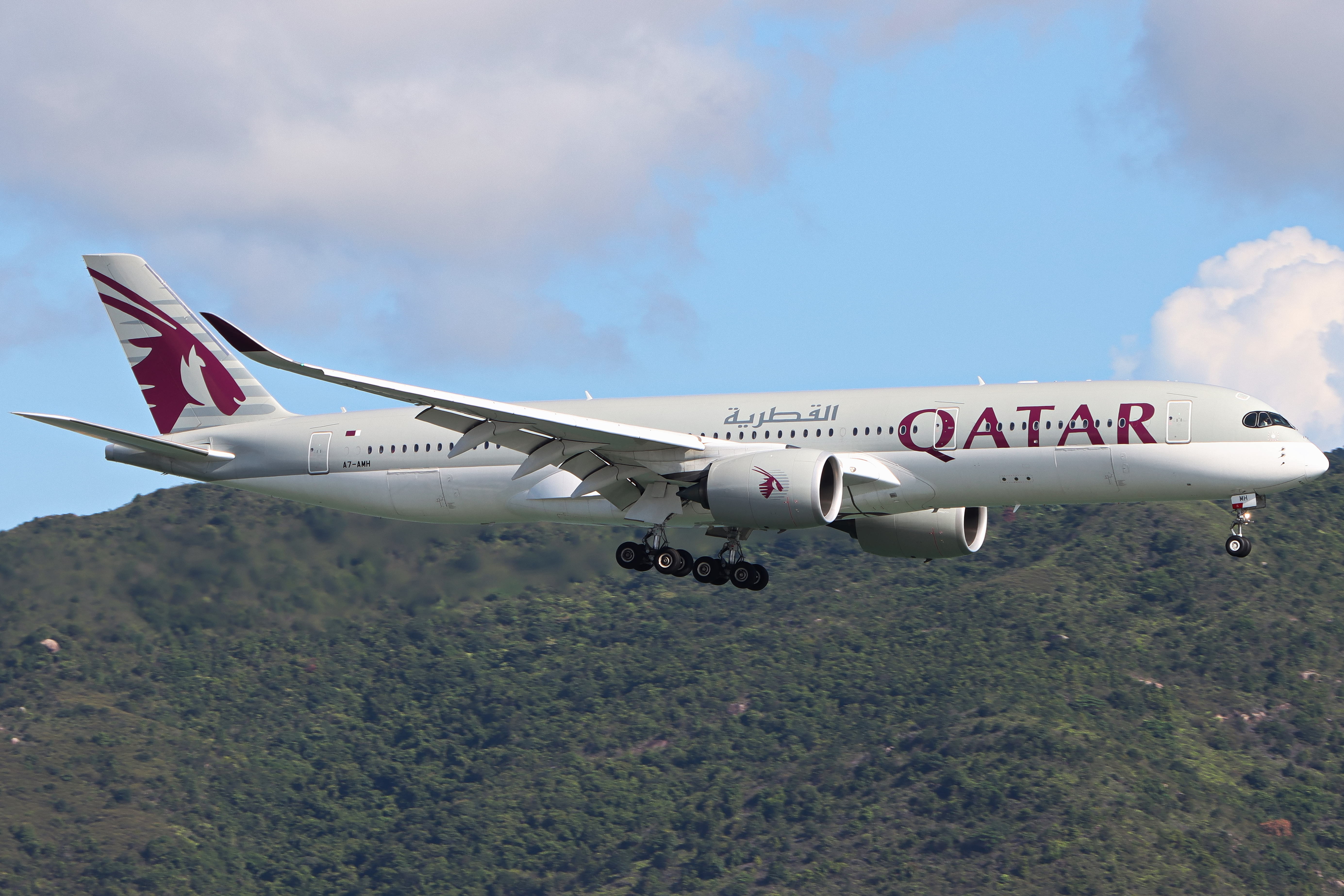 Full size: Qatar Airways Airbus A350-900 A7-AMH at Hong Kong International Airport