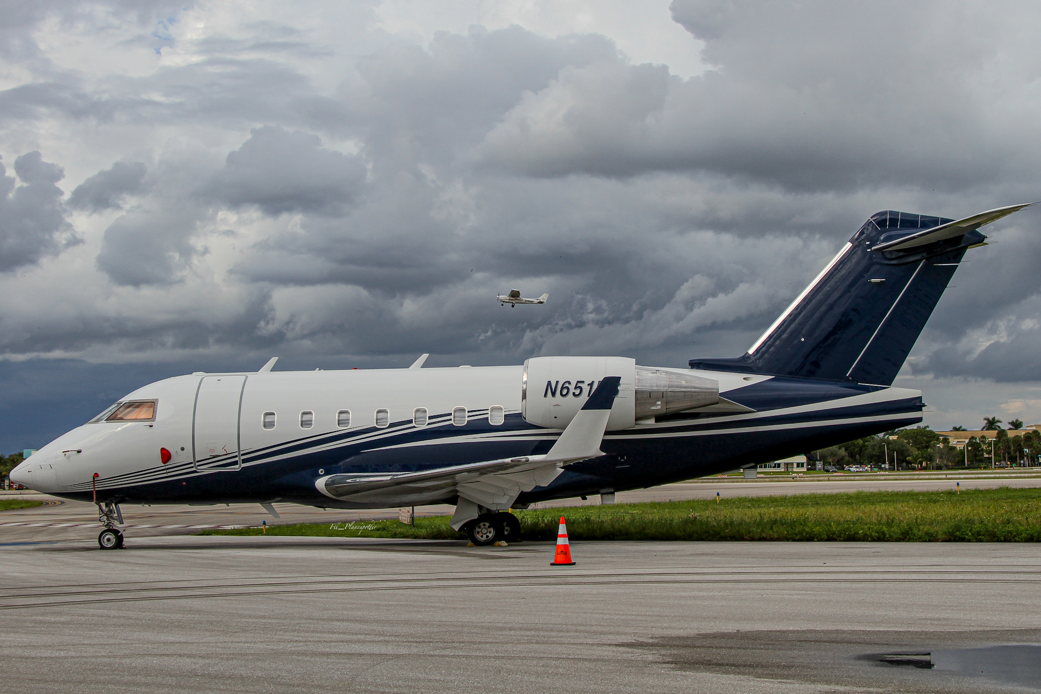 Full size: PRIVATE Bombardier CL604 Challenger N651LS at Fort Lauderdale Executive Airport