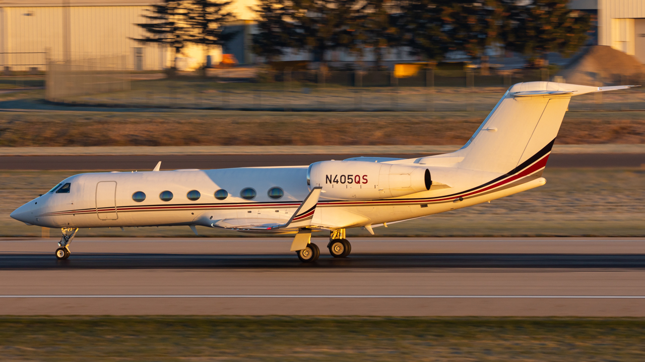 Full size: NetJets Gulfstream IV N405QS at John Glenn Columbus International Airport