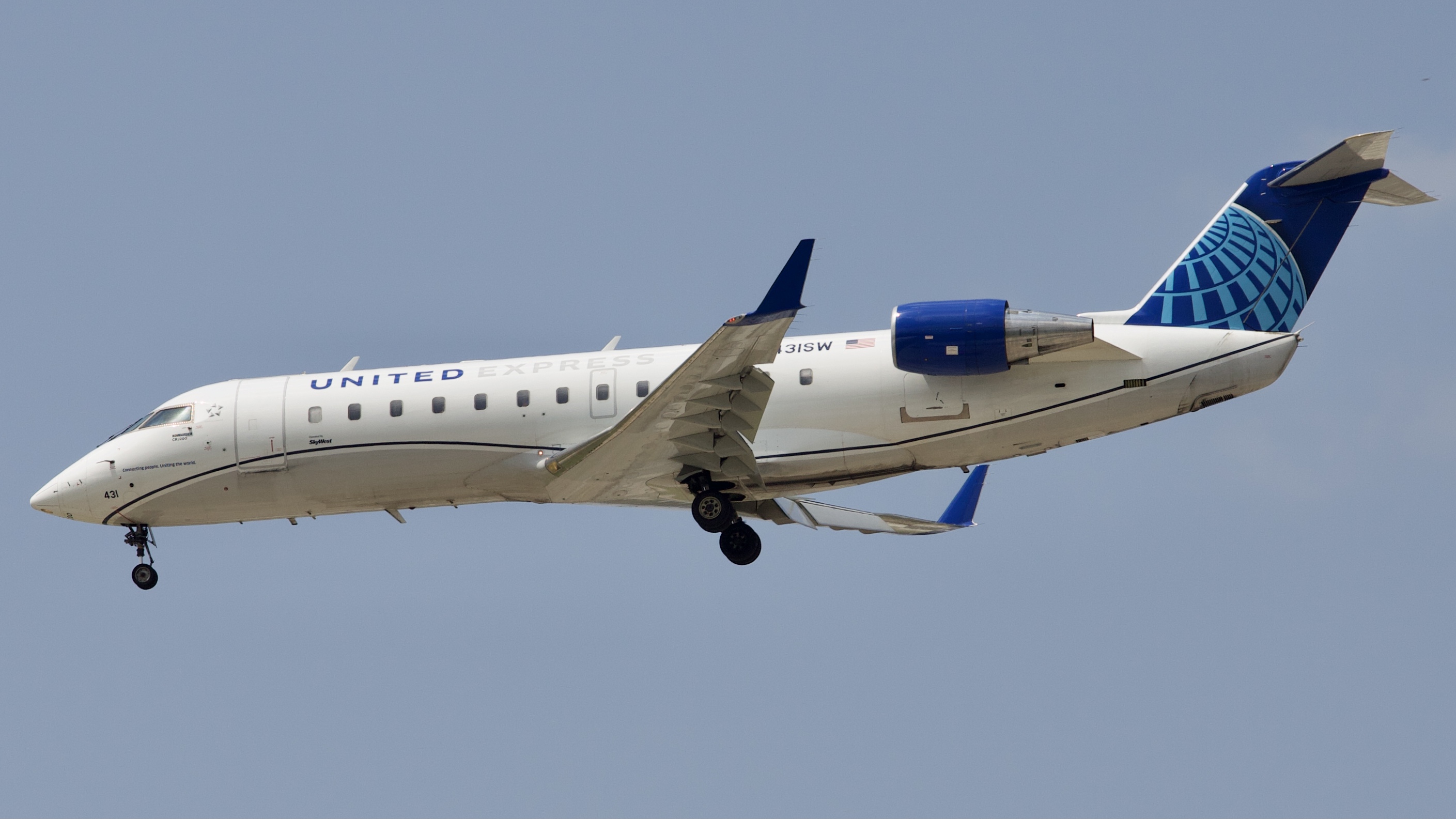 Full size: United Express Mitsubishi CRJ-200 N431SW at Houston-George Bush Intercontinental Airport