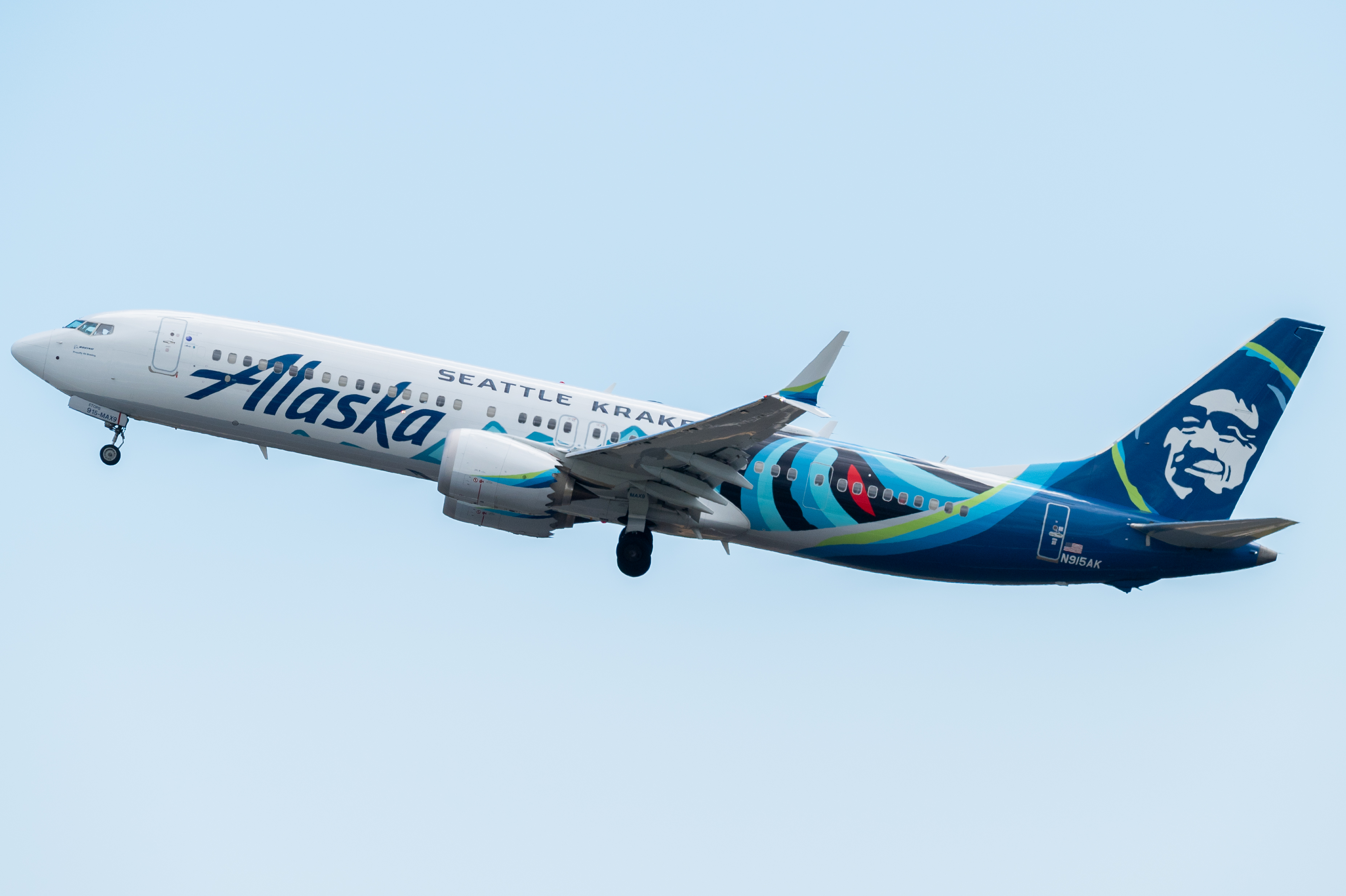 Full size: Alaska Airlines Boeing 737 MAX 9 N915AK at Daniel K Inouye International Airport