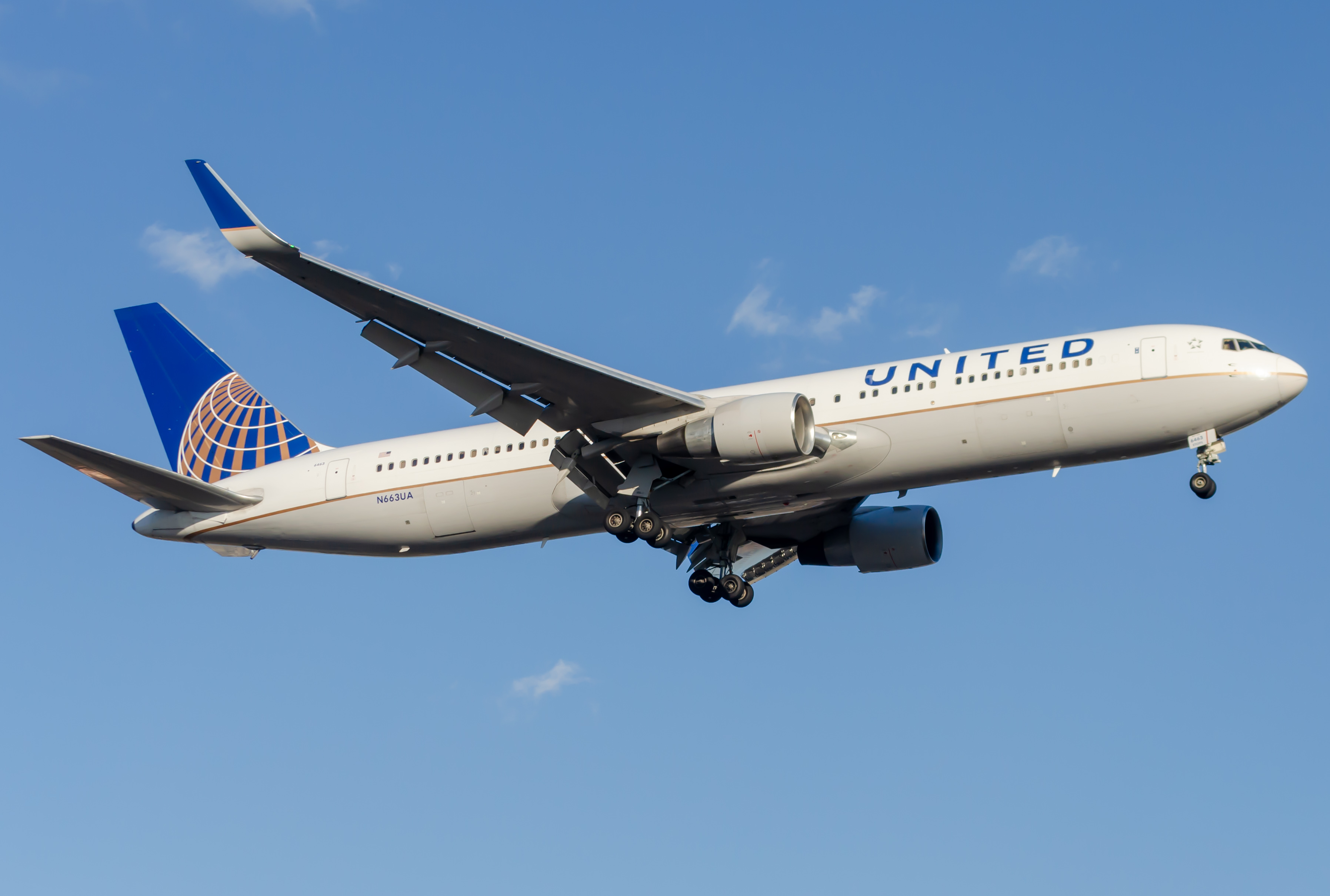 Full size: United Airlines Boeing 767-300 N663UA at Newark Liberty International Airport