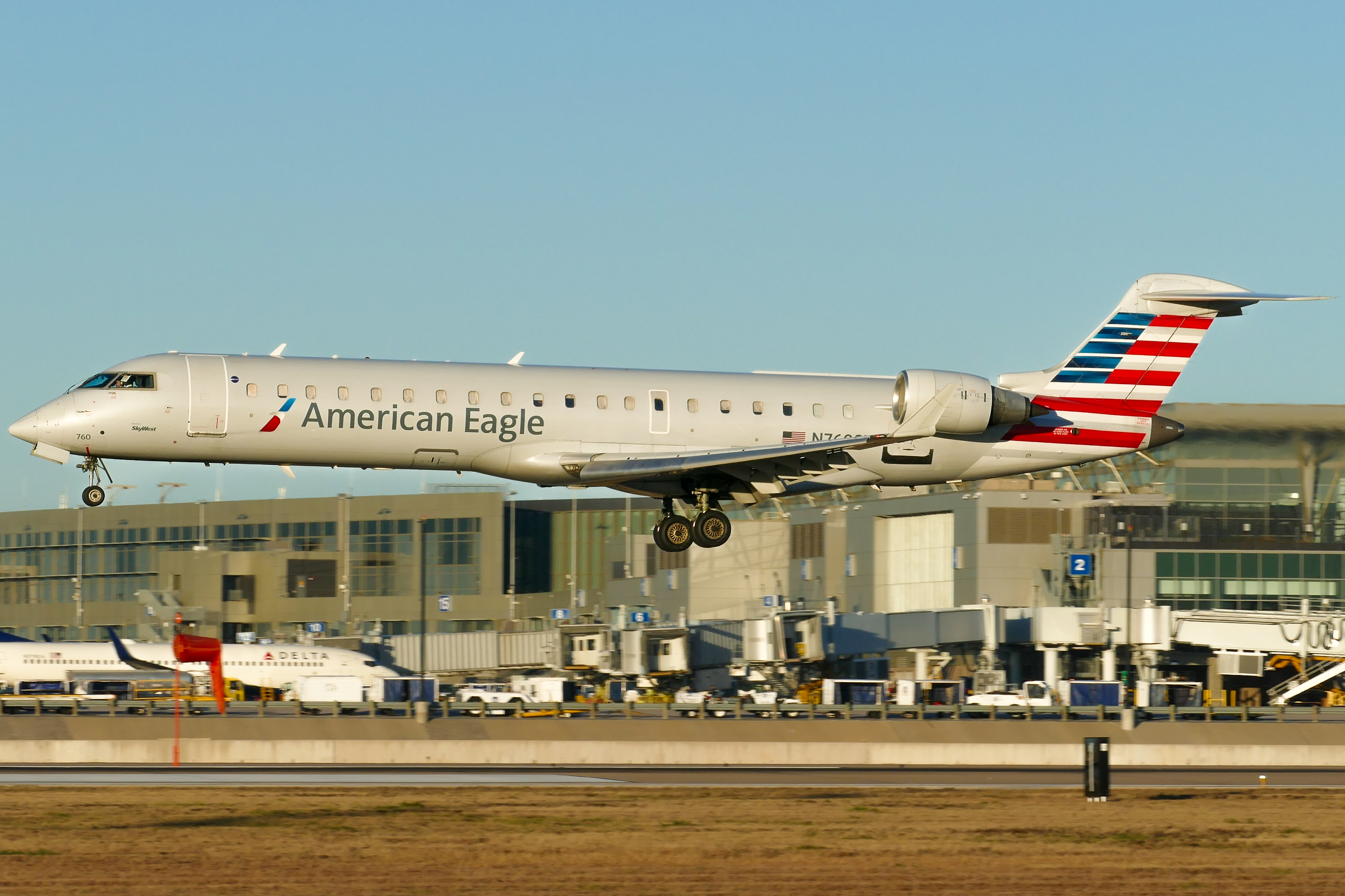 Full size: American Eagle Mitsubishi CRJ-700 N760SK at Austin-Bergstrom International Airport