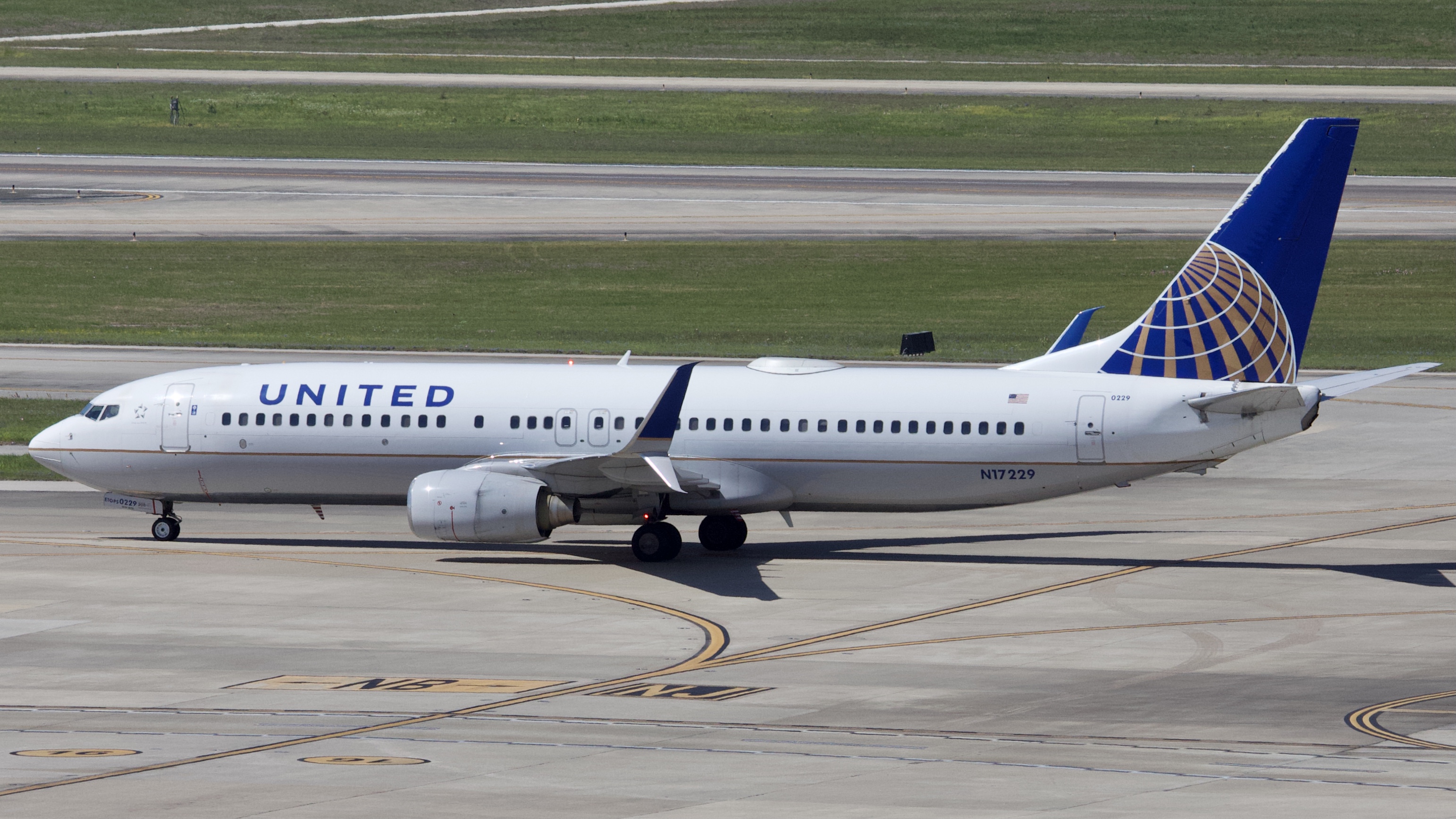Full size: United Airlines Boeing 737-800 N17229 at Houston-George Bush Intercontinental Airport