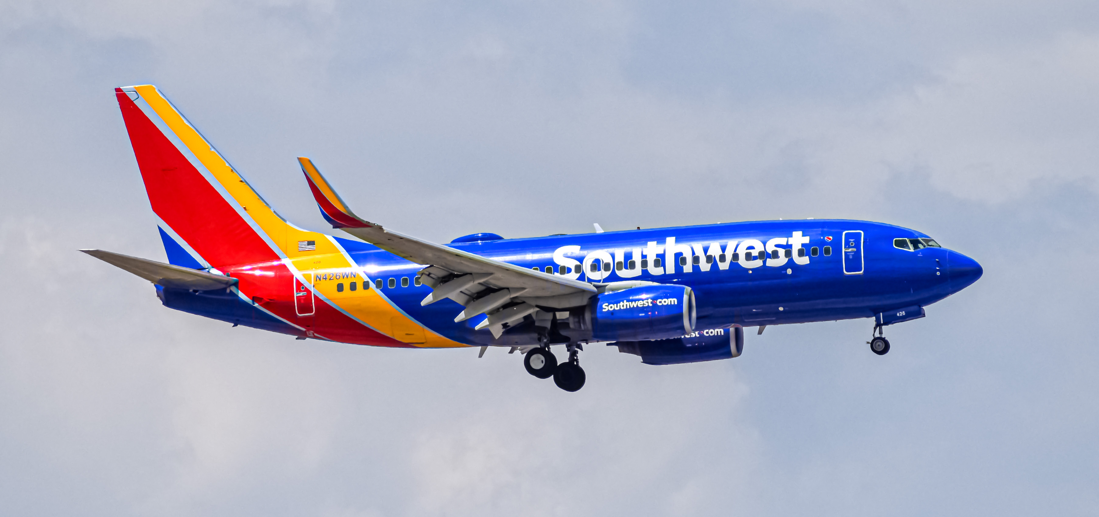 Full size: Southwest Airlines Boeing 737-700 N426WN at Denver International Airport