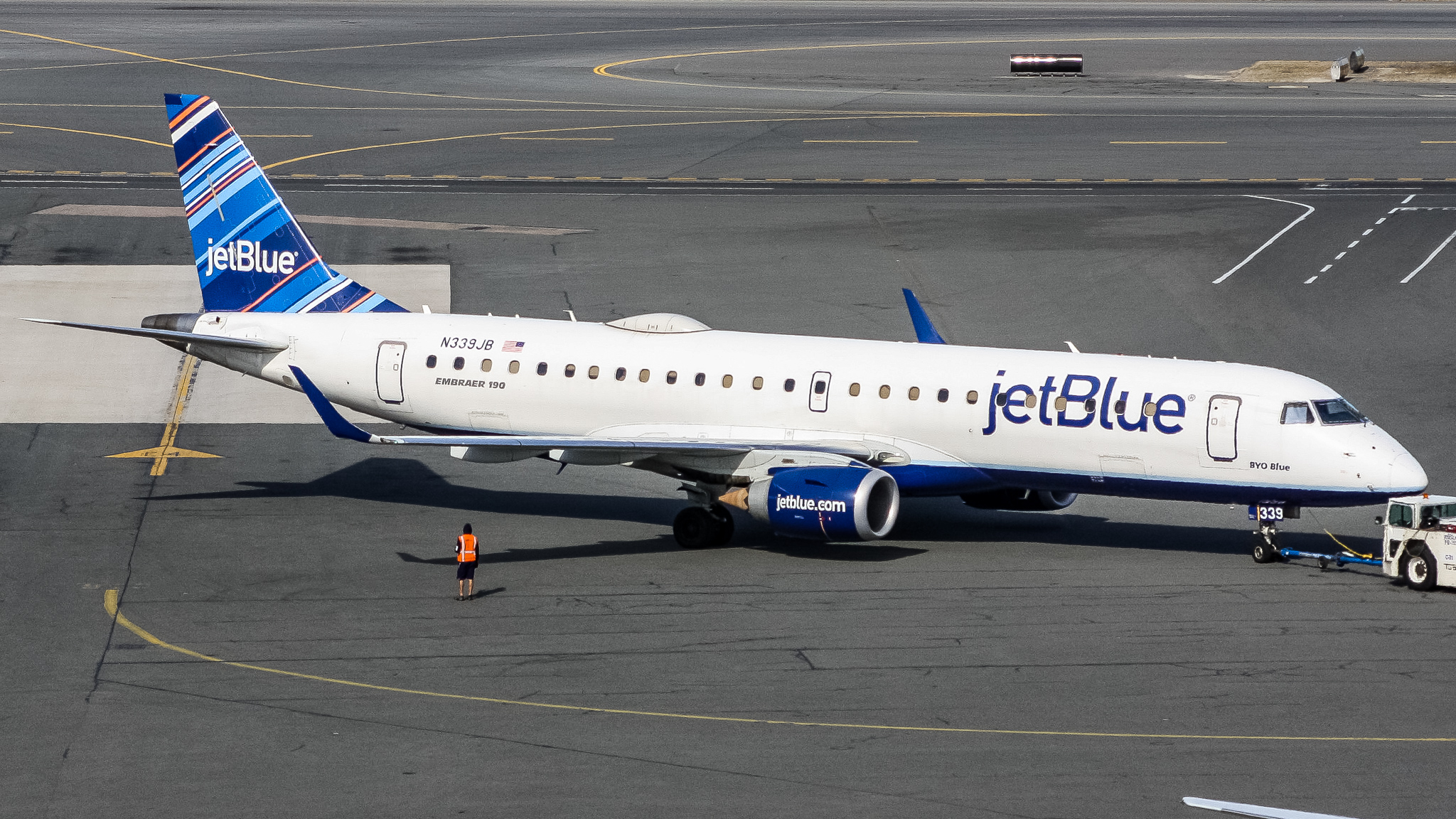 Full size: JetBlue Airways Embraer E190 N339JB at General Edward Lawrence Logan International Airport