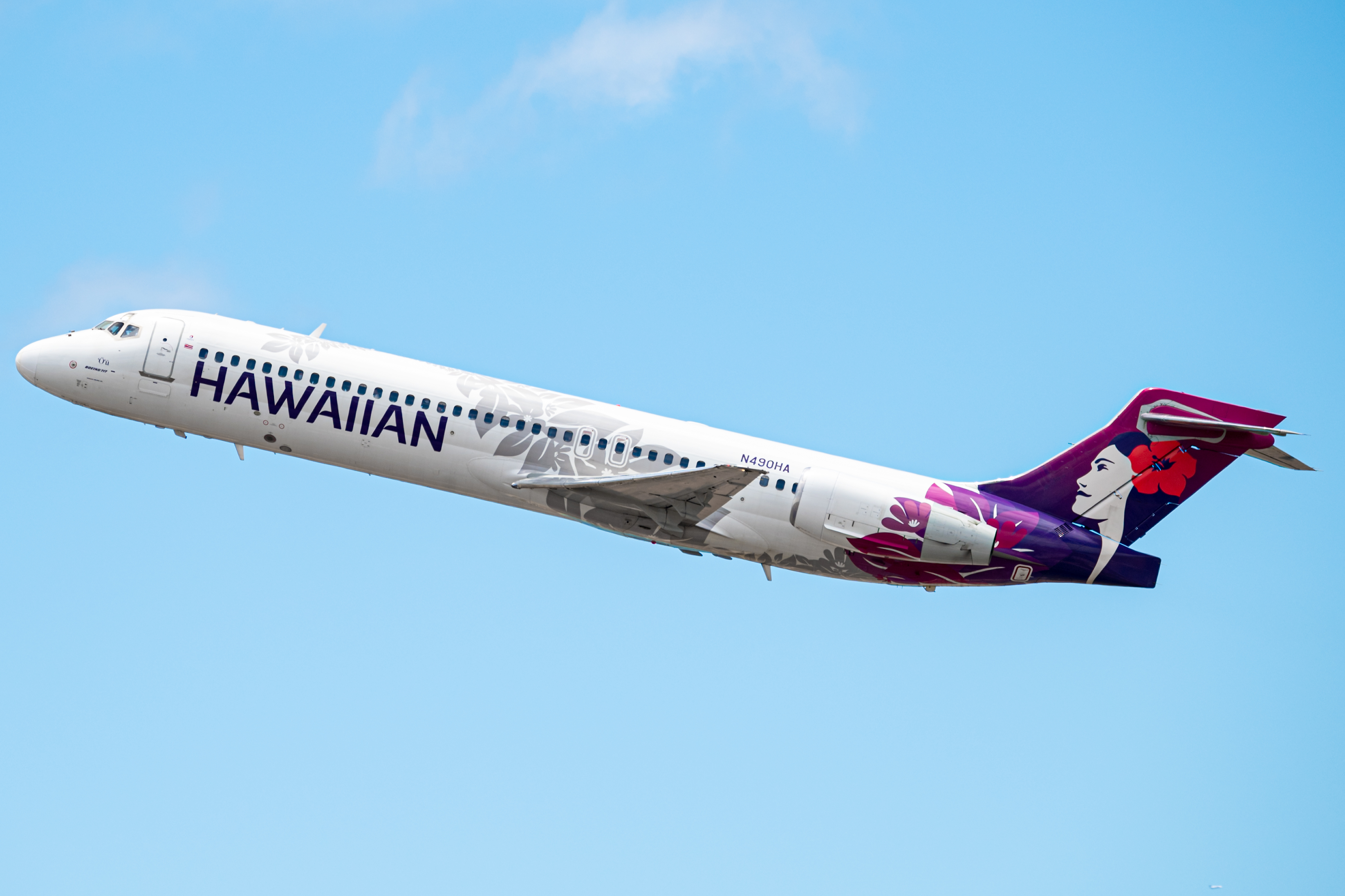 Full size: Hawaiian Airlines Boeing 717-200 N490HA at Daniel K Inouye International Airport